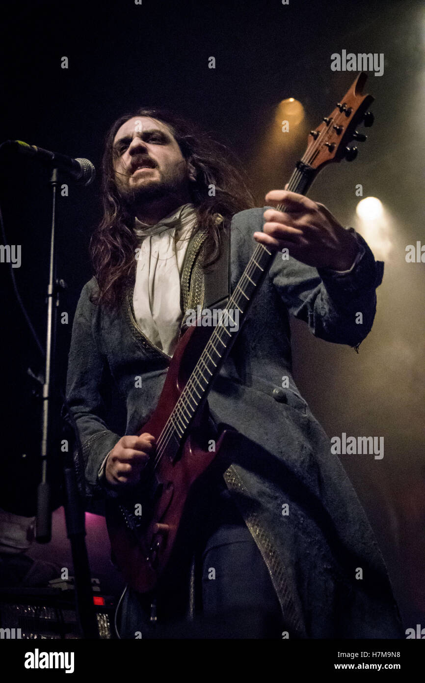 Toronto, Ontario, Canada. Nov 6, 2016. Le groupe de death metal italien 'Fleshgod Apocalypse' effectué à la Phoenix Concert Theatre à Toronto. Membres du groupe : TOMMASO RICCARDI, Paolo Rossi, CRISTIANO TRIONFERA, FRANCESCO PAOLI, FRANCESCO FERRINI Crédit : Igor/Vidyashev ZUMA Wire/Alamy Live News Banque D'Images