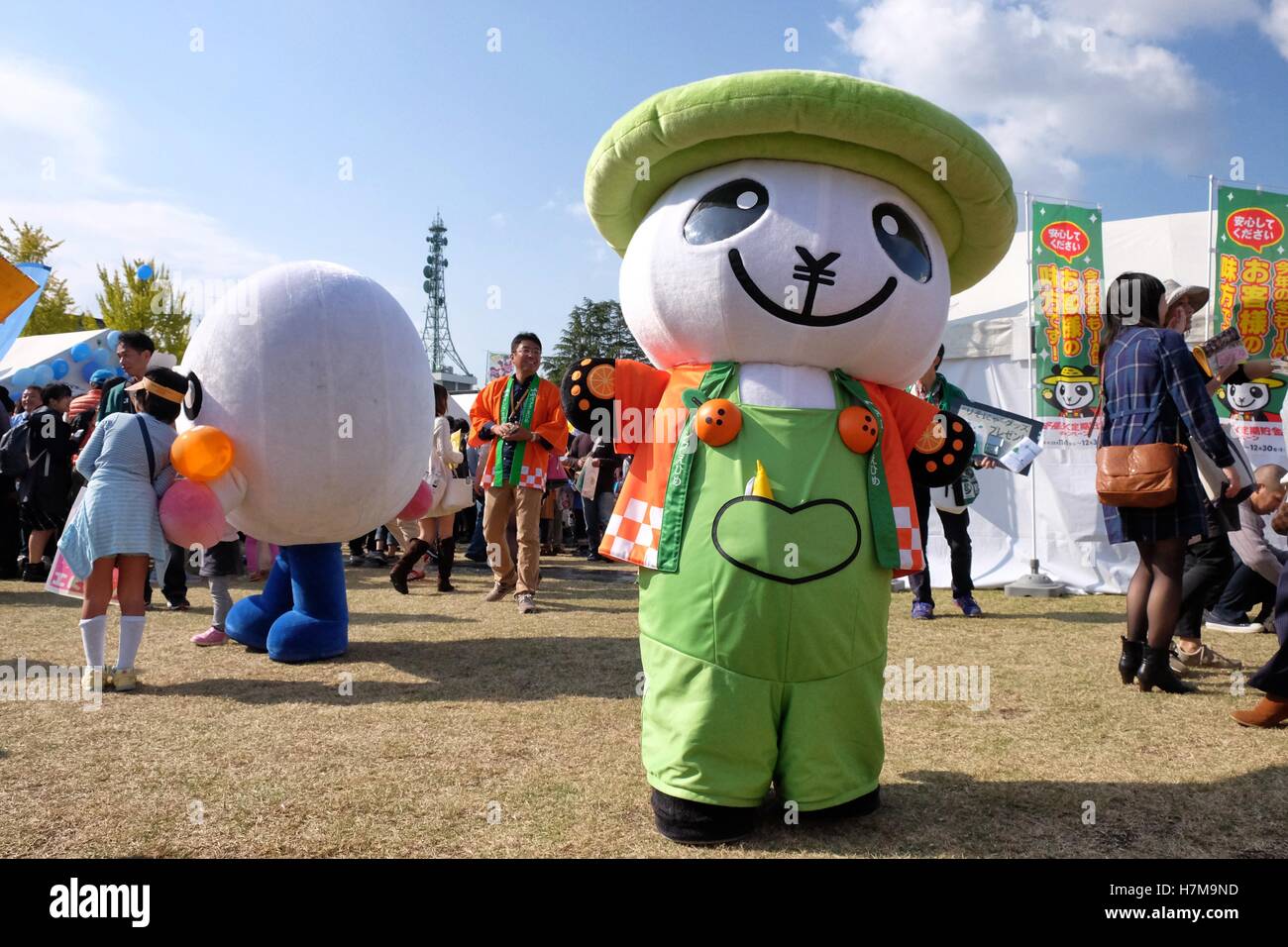 Les caractères japonais à l'Yuru-Kyara mascotte Grand Prix le 6 novembre 2016, à Matsuyama, Japon. Cute Cuddly Les mascottes sont très populaires au Japon et les deux entreprises et les autorités locales de les utiliser pour promouvoir leurs produits et leur région. Le Yuru-Kyara Grand Prix est un événement annuel, tenu pour la première fois en 2010, rassemble plus de 1000 icônes de toutes les régions du pays. Les visiteurs de l'événement sont en mesure de voter pour leur personnage préféré et chaque année, un gagnant est choisi. © Rod Walters/AFLO/Alamy Live News Banque D'Images