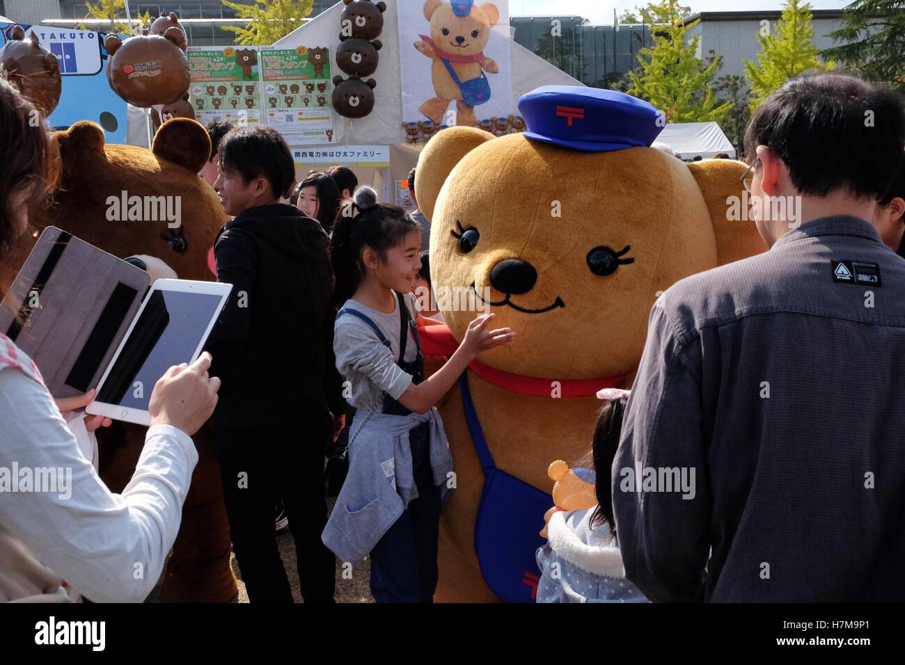 Les caractères japonais à l'Yuru-Kyara mascotte Grand Prix le 6 novembre 2016, à Matsuyama, Japon. Cute Cuddly Les mascottes sont très populaires au Japon et les deux entreprises et les autorités locales de les utiliser pour promouvoir leurs produits et leur région. Le Yuru-Kyara Grand Prix est un événement annuel, tenu pour la première fois en 2010, rassemble plus de 1000 icônes de toutes les régions du pays. Les visiteurs de l'événement sont en mesure de voter pour leur personnage préféré et chaque année, un gagnant est choisi. © Rod Walters/AFLO/Alamy Live News Banque D'Images