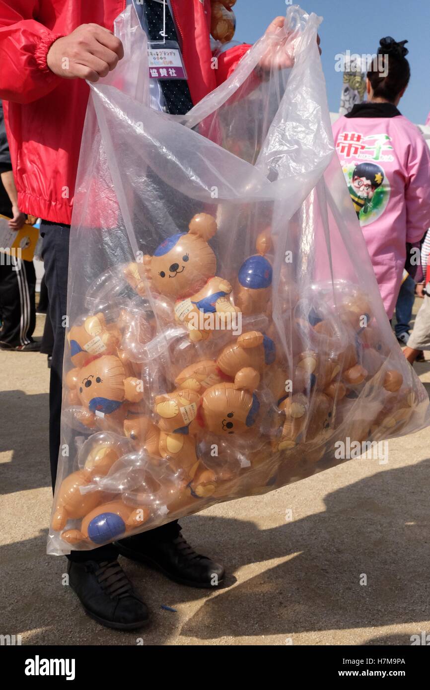 Les caractères japonais à l'Yuru-Kyara mascotte Grand Prix le 6 novembre 2016, à Matsuyama, Japon. Cute Cuddly Les mascottes sont très populaires au Japon et les deux entreprises et les autorités locales de les utiliser pour promouvoir leurs produits et leur région. Le Yuru-Kyara Grand Prix est un événement annuel, tenu pour la première fois en 2010, rassemble plus de 1000 icônes de toutes les régions du pays. Les visiteurs de l'événement sont en mesure de voter pour leur personnage préféré et chaque année, un gagnant est choisi. © Rod Walters/AFLO/Alamy Live News Banque D'Images