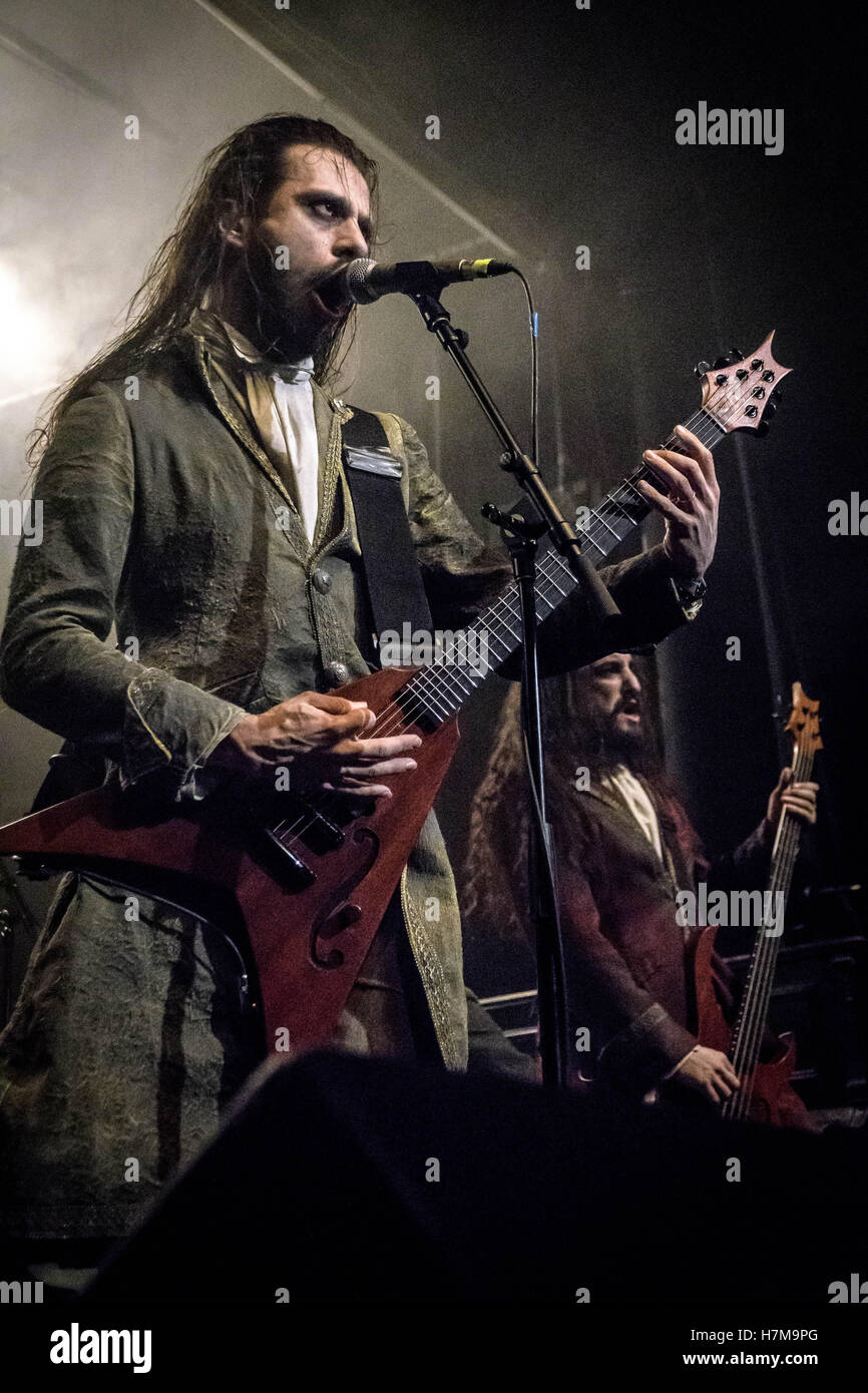 Toronto, Ontario, Canada. Nov 6, 2016. Le groupe de death metal italien 'Fleshgod Apocalypse' effectué à la Phoenix Concert Theatre à Toronto. Membres du groupe : TOMMASO RICCARDI, Paolo Rossi, CRISTIANO TRIONFERA, FRANCESCO PAOLI, FRANCESCO FERRINI Crédit : Igor/Vidyashev ZUMA Wire/Alamy Live News Banque D'Images