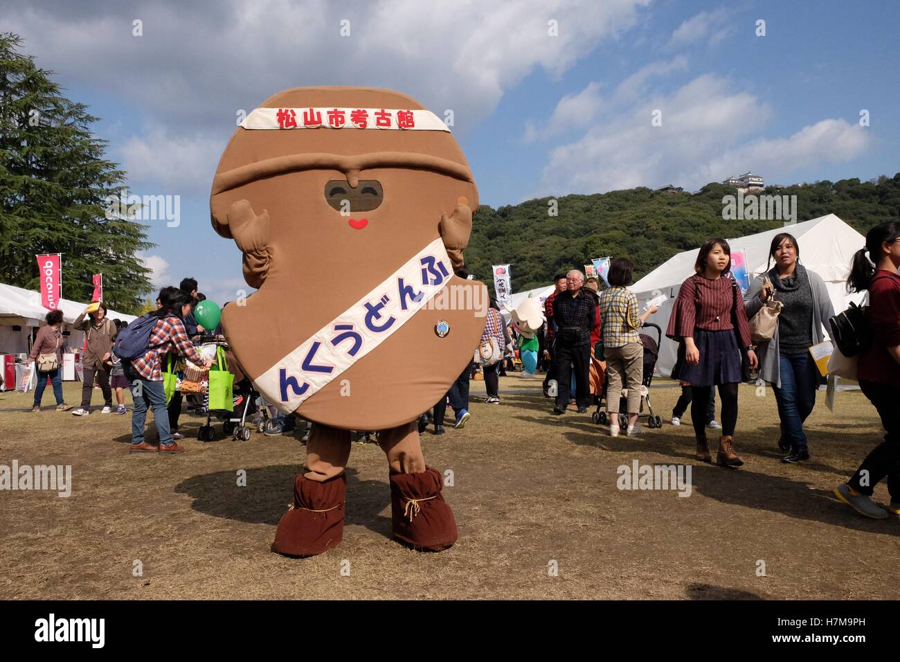 Les caractères japonais à l'Yuru-Kyara mascotte Grand Prix le 6 novembre 2016, à Matsuyama, Japon. Cute Cuddly Les mascottes sont très populaires au Japon et les deux entreprises et les autorités locales de les utiliser pour promouvoir leurs produits et leur région. Le Yuru-Kyara Grand Prix est un événement annuel, tenu pour la première fois en 2010, rassemble plus de 1000 icônes de toutes les régions du pays. Les visiteurs de l'événement sont en mesure de voter pour leur personnage préféré et chaque année, un gagnant est choisi. © Rod Walters/AFLO/Alamy Live News Banque D'Images
