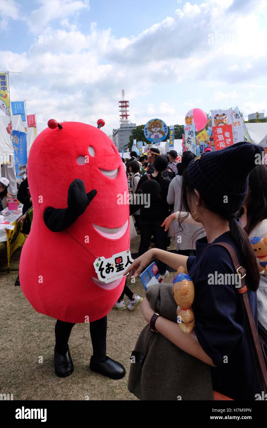 Les caractères japonais à l'Yuru-Kyara mascotte Grand Prix le 6 novembre 2016, à Matsuyama, Japon. Cute Cuddly Les mascottes sont très populaires au Japon et les deux entreprises et les autorités locales de les utiliser pour promouvoir leurs produits et leur région. Le Yuru-Kyara Grand Prix est un événement annuel, tenu pour la première fois en 2010, rassemble plus de 1000 icônes de toutes les régions du pays. Les visiteurs de l'événement sont en mesure de voter pour leur personnage préféré et chaque année, un gagnant est choisi. © Rod Walters/AFLO/Alamy Live News Banque D'Images