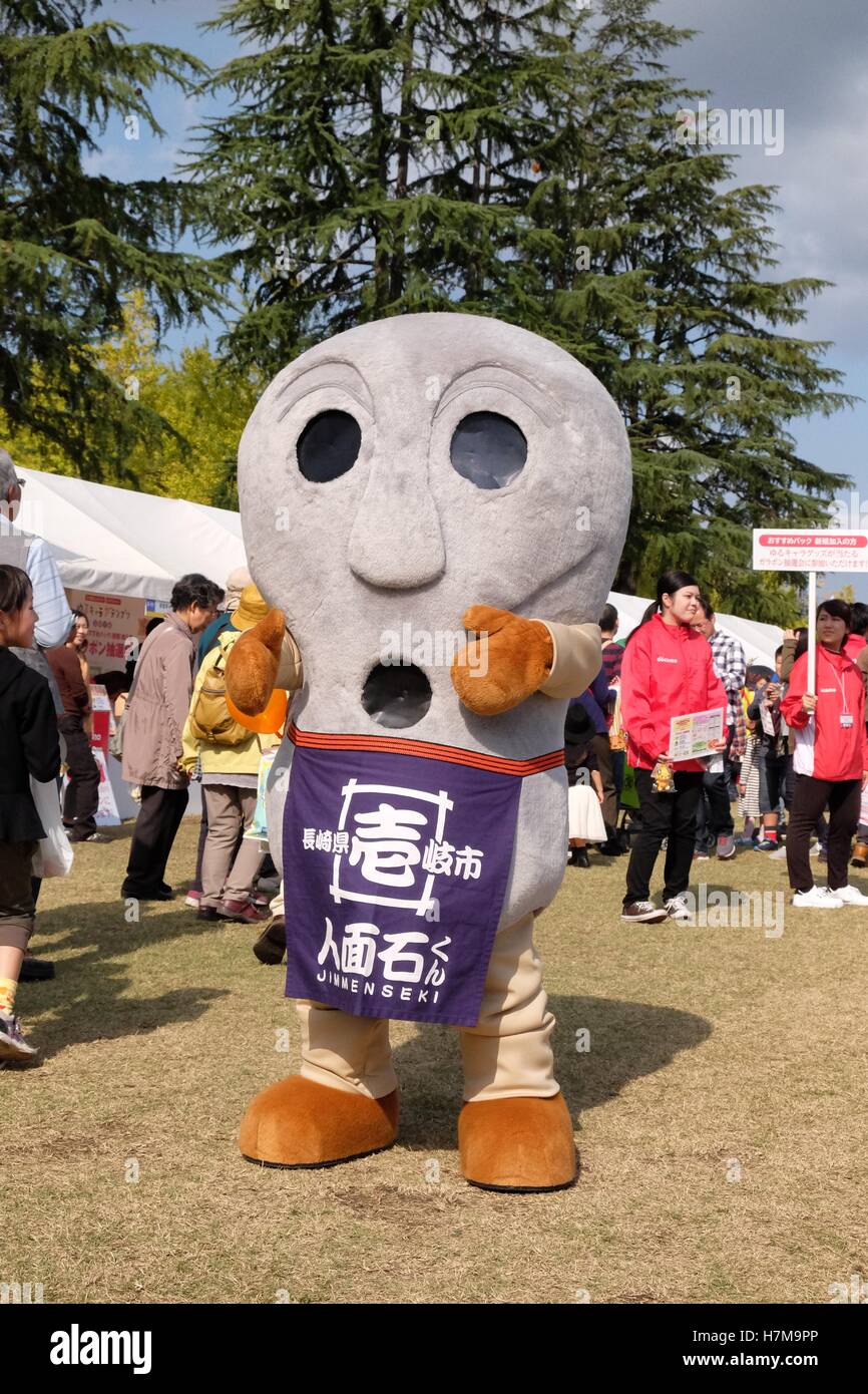 Les caractères japonais à l'Yuru-Kyara mascotte Grand Prix le 6 novembre 2016, à Matsuyama, Japon. Cute Cuddly Les mascottes sont très populaires au Japon et les deux entreprises et les autorités locales de les utiliser pour promouvoir leurs produits et leur région. Le Yuru-Kyara Grand Prix est un événement annuel, tenu pour la première fois en 2010, rassemble plus de 1000 icônes de toutes les régions du pays. Les visiteurs de l'événement sont en mesure de voter pour leur personnage préféré et chaque année, un gagnant est choisi. © Rod Walters/AFLO/Alamy Live News Banque D'Images