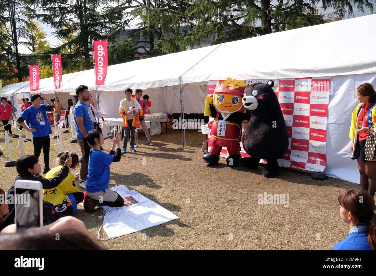 Les caractères japonais à l'Yuru-Kyara mascotte Grand Prix le 6 novembre 2016, à Matsuyama, Japon. Cute Cuddly Les mascottes sont très populaires au Japon et les deux entreprises et les autorités locales de les utiliser pour promouvoir leurs produits et leur région. Le Yuru-Kyara Grand Prix est un événement annuel, tenu pour la première fois en 2010, rassemble plus de 1000 icônes de toutes les régions du pays. Les visiteurs de l'événement sont en mesure de voter pour leur personnage préféré et chaque année, un gagnant est choisi. © Rod Walters/AFLO/Alamy Live News Banque D'Images