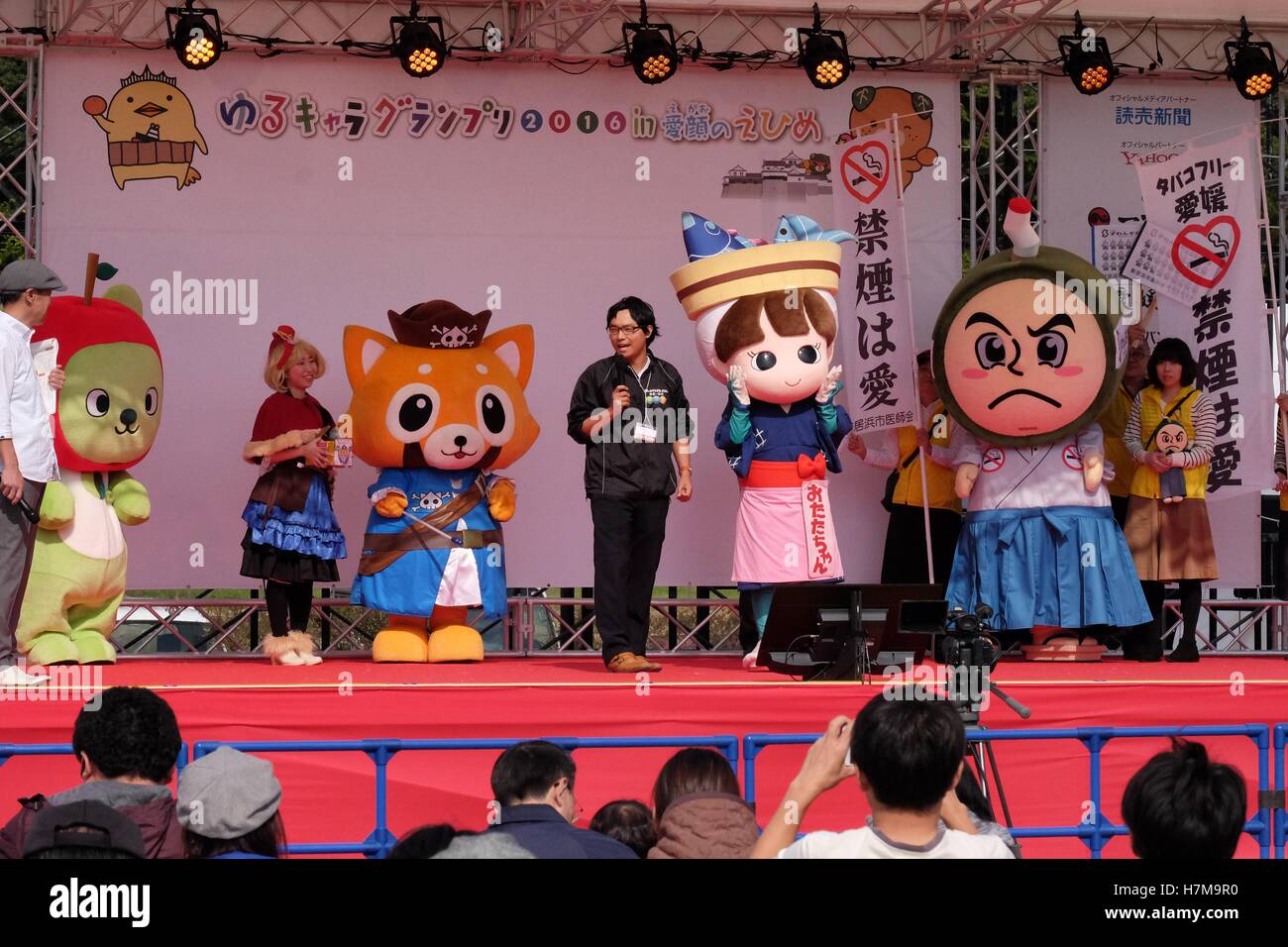 Les caractères japonais à l'Yuru-Kyara mascotte Grand Prix le 6 novembre 2016, à Matsuyama, Japon. Cute Cuddly Les mascottes sont très populaires au Japon et les deux entreprises et les autorités locales de les utiliser pour promouvoir leurs produits et leur région. Le Yuru-Kyara Grand Prix est un événement annuel, tenu pour la première fois en 2010, rassemble plus de 1000 icônes de toutes les régions du pays. Les visiteurs de l'événement sont en mesure de voter pour leur personnage préféré et chaque année, un gagnant est choisi. © Rod Walters/AFLO/Alamy Live News Banque D'Images