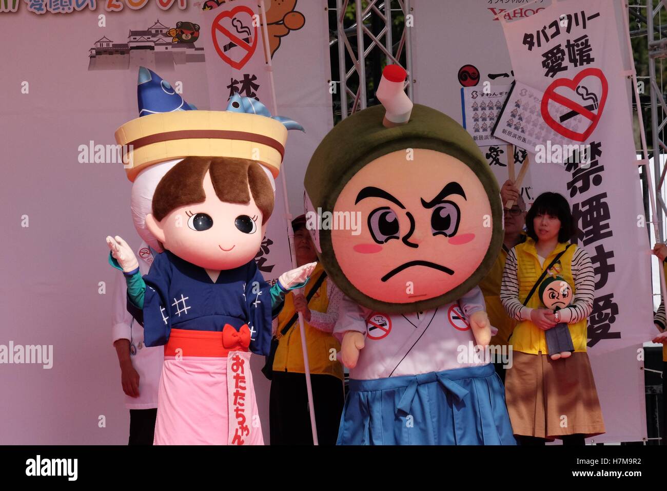 Les caractères japonais à l'Yuru-Kyara mascotte Grand Prix le 6 novembre 2016, à Matsuyama, Japon. Cute Cuddly Les mascottes sont très populaires au Japon et les deux entreprises et les autorités locales de les utiliser pour promouvoir leurs produits et leur région. Le Yuru-Kyara Grand Prix est un événement annuel, tenu pour la première fois en 2010, rassemble plus de 1000 icônes de toutes les régions du pays. Les visiteurs de l'événement sont en mesure de voter pour leur personnage préféré et chaque année, un gagnant est choisi. © Rod Walters/AFLO/Alamy Live News Banque D'Images