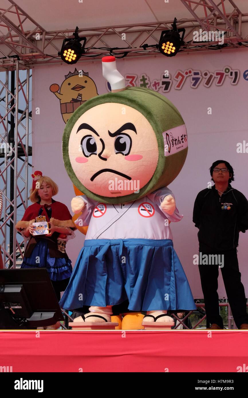 Les caractères japonais à l'Yuru-Kyara mascotte Grand Prix le 6 novembre 2016, à Matsuyama, Japon. Cute Cuddly Les mascottes sont très populaires au Japon et les deux entreprises et les autorités locales de les utiliser pour promouvoir leurs produits et leur région. Le Yuru-Kyara Grand Prix est un événement annuel, tenu pour la première fois en 2010, rassemble plus de 1000 icônes de toutes les régions du pays. Les visiteurs de l'événement sont en mesure de voter pour leur personnage préféré et chaque année, un gagnant est choisi. © Rod Walters/AFLO/Alamy Live News Banque D'Images