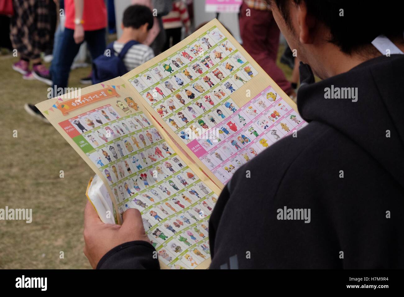 Les caractères japonais à l'Yuru-Kyara mascotte Grand Prix le 6 novembre 2016, à Matsuyama, Japon. Cute Cuddly Les mascottes sont très populaires au Japon et les deux entreprises et les autorités locales de les utiliser pour promouvoir leurs produits et leur région. Le Yuru-Kyara Grand Prix est un événement annuel, tenu pour la première fois en 2010, rassemble plus de 1000 icônes de toutes les régions du pays. Les visiteurs de l'événement sont en mesure de voter pour leur personnage préféré et chaque année, un gagnant est choisi. © Rod Walters/AFLO/Alamy Live News Banque D'Images