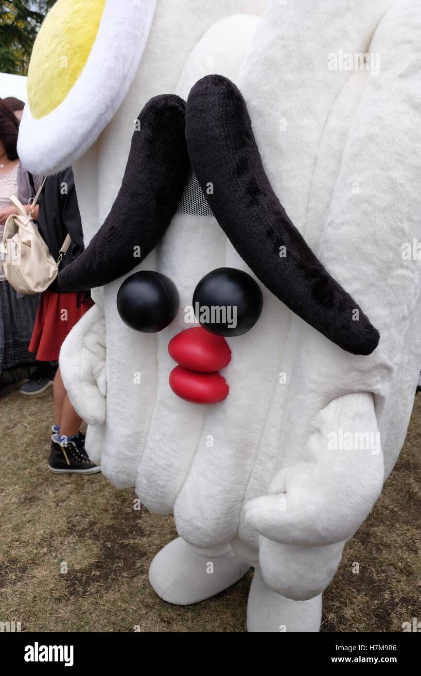 Les caractères japonais à l'Yuru-Kyara mascotte Grand Prix le 6 novembre 2016, à Matsuyama, Japon. Cute Cuddly Les mascottes sont très populaires au Japon et les deux entreprises et les autorités locales de les utiliser pour promouvoir leurs produits et leur région. Le Yuru-Kyara Grand Prix est un événement annuel, tenu pour la première fois en 2010, rassemble plus de 1000 icônes de toutes les régions du pays. Les visiteurs de l'événement sont en mesure de voter pour leur personnage préféré et chaque année, un gagnant est choisi. © Rod Walters/AFLO/Alamy Live News Banque D'Images
