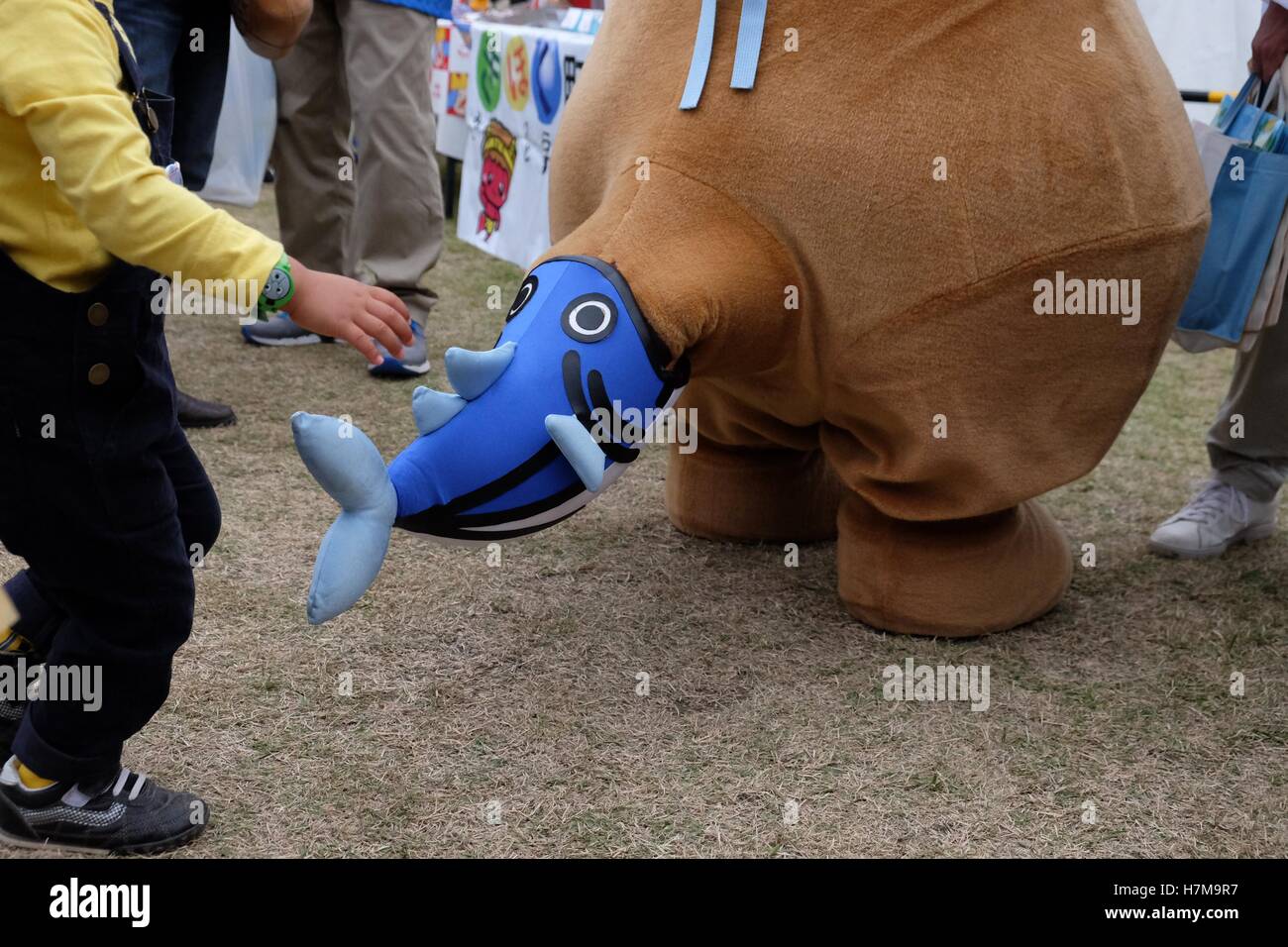 Les caractères japonais à l'Yuru-Kyara mascotte Grand Prix le 6 novembre 2016, à Matsuyama, Japon. Cute Cuddly Les mascottes sont très populaires au Japon et les deux entreprises et les autorités locales de les utiliser pour promouvoir leurs produits et leur région. Le Yuru-Kyara Grand Prix est un événement annuel, tenu pour la première fois en 2010, rassemble plus de 1000 icônes de toutes les régions du pays. Les visiteurs de l'événement sont en mesure de voter pour leur personnage préféré et chaque année, un gagnant est choisi. © Rod Walters/AFLO/Alamy Live News Banque D'Images