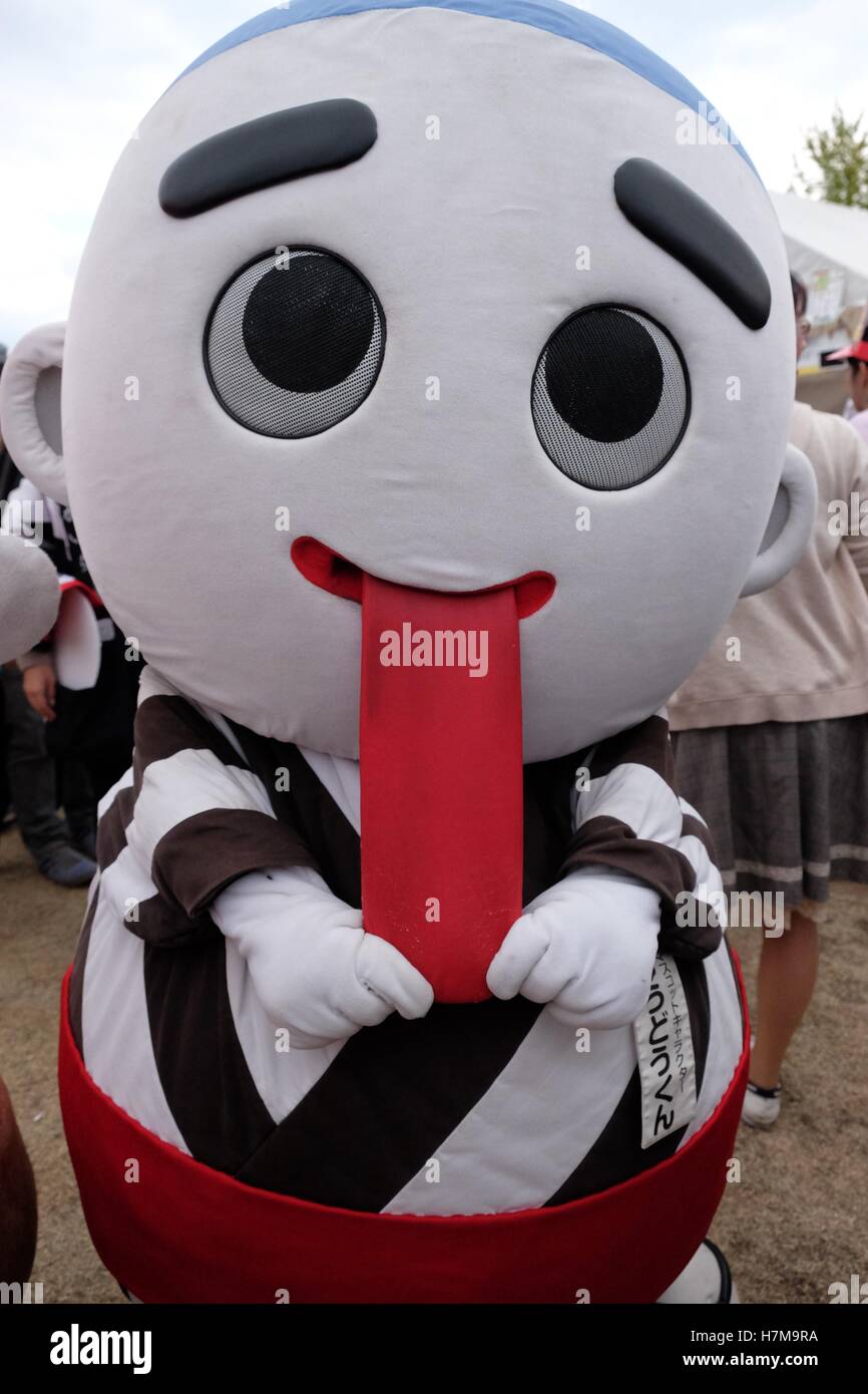 Les caractères japonais à l'Yuru-Kyara mascotte Grand Prix le 6 novembre 2016, à Matsuyama, Japon. Cute Cuddly Les mascottes sont très populaires au Japon et les deux entreprises et les autorités locales de les utiliser pour promouvoir leurs produits et leur région. Le Yuru-Kyara Grand Prix est un événement annuel, tenu pour la première fois en 2010, rassemble plus de 1000 icônes de toutes les régions du pays. Les visiteurs de l'événement sont en mesure de voter pour leur personnage préféré et chaque année, un gagnant est choisi. © Rod Walters/AFLO/Alamy Live News Banque D'Images