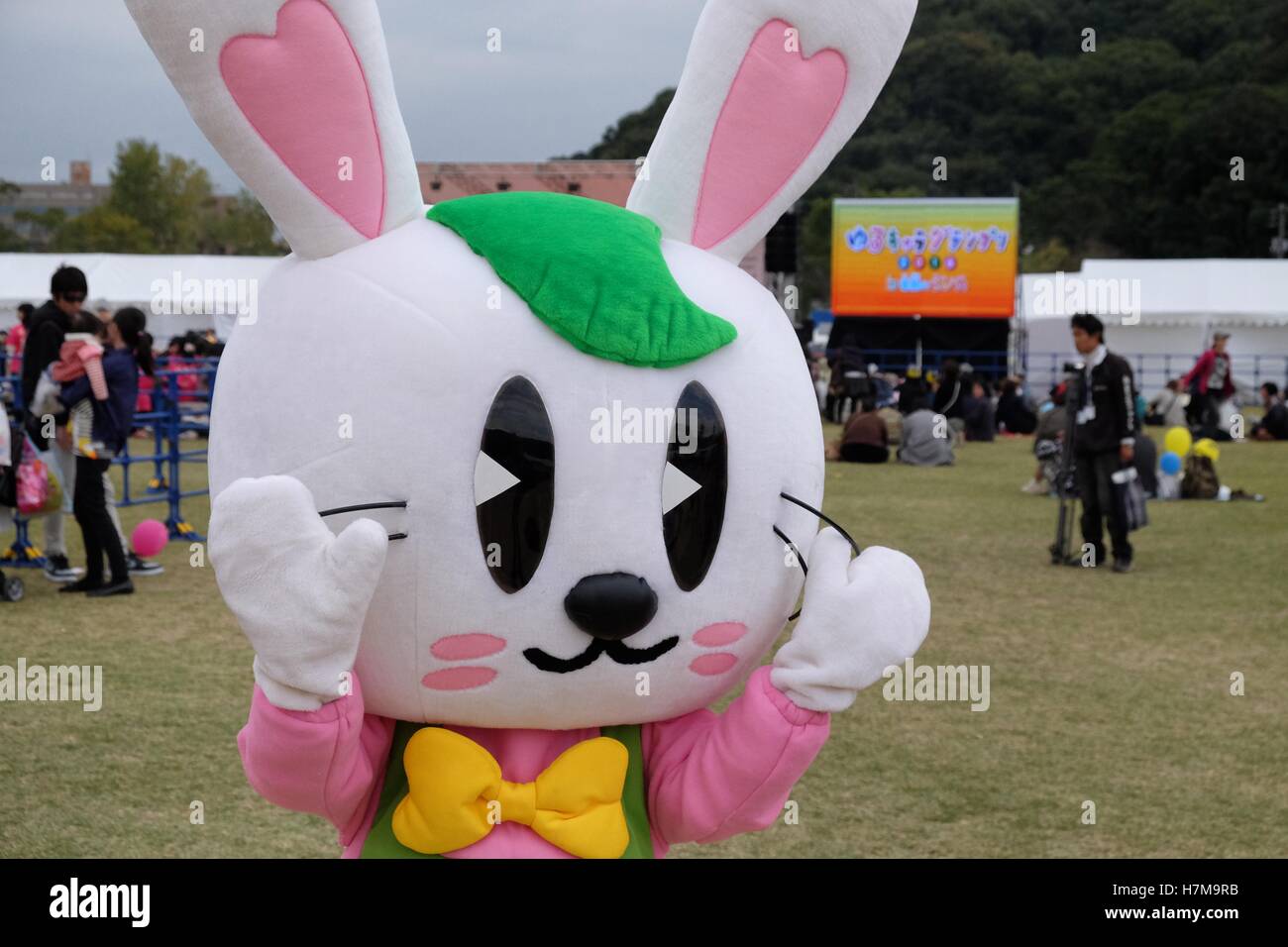 Les caractères japonais à l'Yuru-Kyara mascotte Grand Prix le 6 novembre 2016, à Matsuyama, Japon. Cute Cuddly Les mascottes sont très populaires au Japon et les deux entreprises et les autorités locales de les utiliser pour promouvoir leurs produits et leur région. Le Yuru-Kyara Grand Prix est un événement annuel, tenu pour la première fois en 2010, rassemble plus de 1000 icônes de toutes les régions du pays. Les visiteurs de l'événement sont en mesure de voter pour leur personnage préféré et chaque année, un gagnant est choisi. © Rod Walters/AFLO/Alamy Live News Banque D'Images