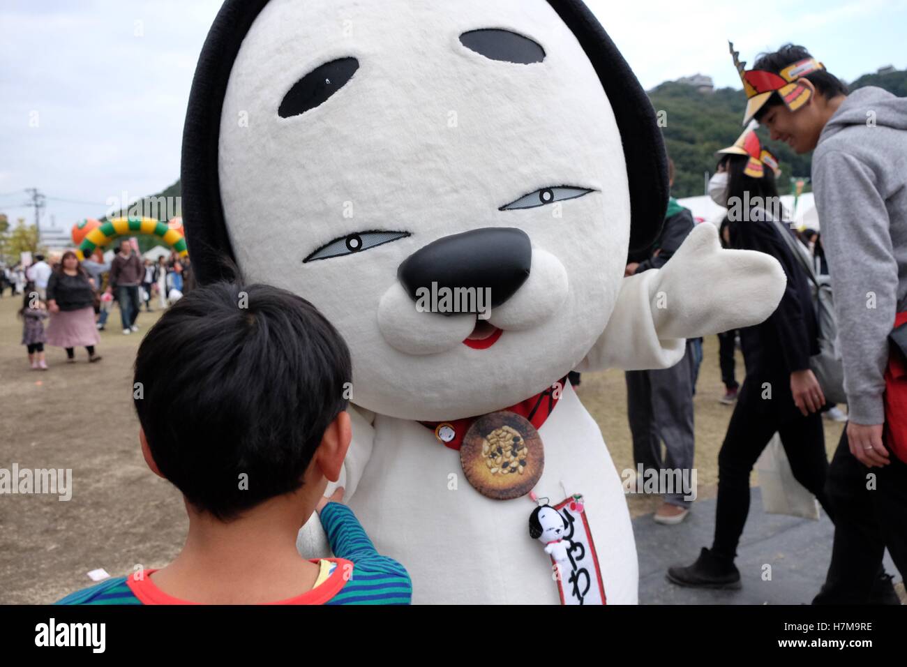 Les caractères japonais à l'Yuru-Kyara mascotte Grand Prix le 6 novembre 2016, à Matsuyama, Japon. Cute Cuddly Les mascottes sont très populaires au Japon et les deux entreprises et les autorités locales de les utiliser pour promouvoir leurs produits et leur région. Le Yuru-Kyara Grand Prix est un événement annuel, tenu pour la première fois en 2010, rassemble plus de 1000 icônes de toutes les régions du pays. Les visiteurs de l'événement sont en mesure de voter pour leur personnage préféré et chaque année, un gagnant est choisi. © Rod Walters/AFLO/Alamy Live News Banque D'Images
