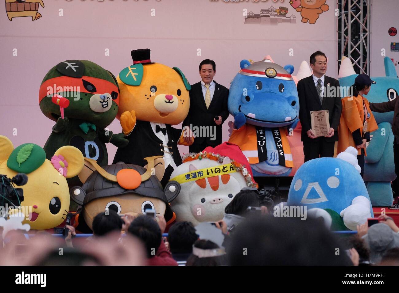 Les caractères japonais à l'Yuru-Kyara mascotte Grand Prix le 6 novembre 2016, à Matsuyama, Japon. Cute Cuddly Les mascottes sont très populaires au Japon et les deux entreprises et les autorités locales de les utiliser pour promouvoir leurs produits et leur région. Le Yuru-Kyara Grand Prix est un événement annuel, tenu pour la première fois en 2010, rassemble plus de 1000 icônes de toutes les régions du pays. Les visiteurs de l'événement sont en mesure de voter pour leur personnage préféré et chaque année, un gagnant est choisi. © Rod Walters/AFLO/Alamy Live News Banque D'Images
