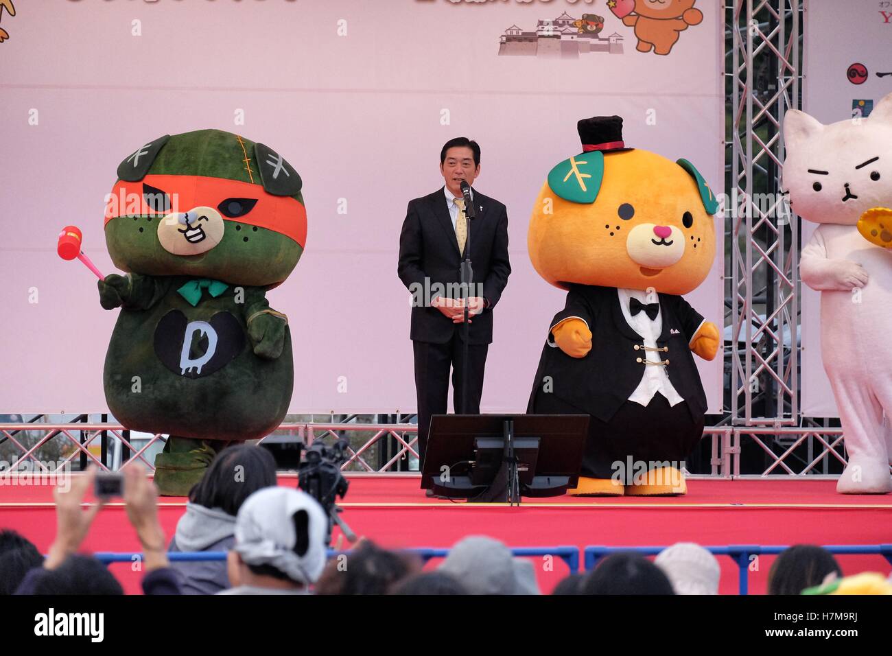 Les caractères japonais à l'Yuru-Kyara mascotte Grand Prix le 6 novembre 2016, à Matsuyama, Japon. Cute Cuddly Les mascottes sont très populaires au Japon et les deux entreprises et les autorités locales de les utiliser pour promouvoir leurs produits et leur région. Le Yuru-Kyara Grand Prix est un événement annuel, tenu pour la première fois en 2010, rassemble plus de 1000 icônes de toutes les régions du pays. Les visiteurs de l'événement sont en mesure de voter pour leur personnage préféré et chaque année, un gagnant est choisi. © Rod Walters/AFLO/Alamy Live News Banque D'Images
