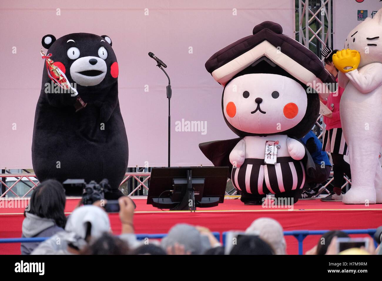 Les caractères japonais à l'Yuru-Kyara mascotte Grand Prix le 6 novembre 2016, à Matsuyama, Japon. Cute Cuddly Les mascottes sont très populaires au Japon et les deux entreprises et les autorités locales de les utiliser pour promouvoir leurs produits et leur région. Le Yuru-Kyara Grand Prix est un événement annuel, tenu pour la première fois en 2010, rassemble plus de 1000 icônes de toutes les régions du pays. Les visiteurs de l'événement sont en mesure de voter pour leur personnage préféré et chaque année, un gagnant est choisi. © Rod Walters/AFLO/Alamy Live News Banque D'Images
