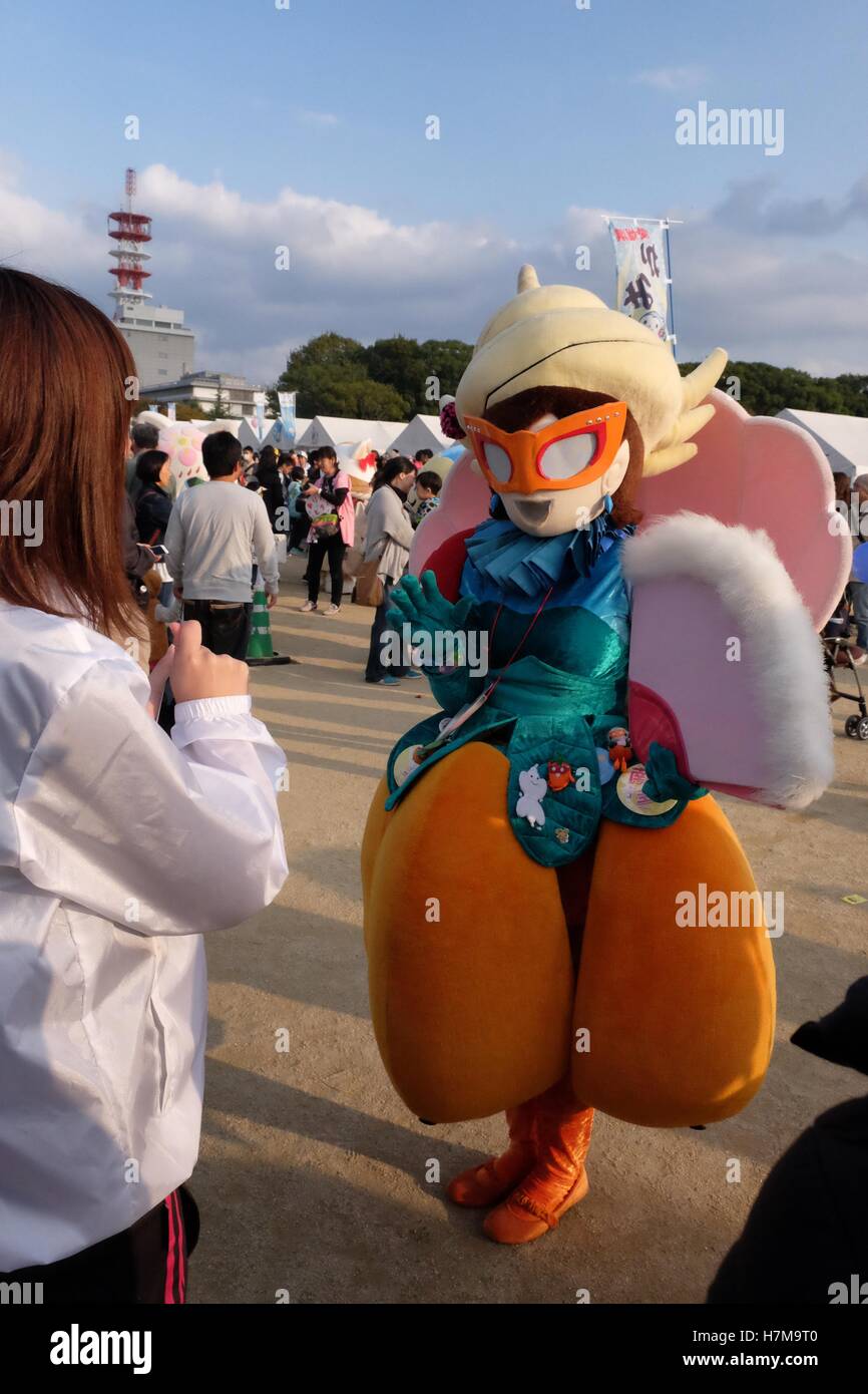 Les caractères japonais à l'Yuru-Kyara mascotte Grand Prix le 6 novembre 2016, à Matsuyama, Japon. Cute Cuddly Les mascottes sont très populaires au Japon et les deux entreprises et les autorités locales de les utiliser pour promouvoir leurs produits et leur région. Le Yuru-Kyara Grand Prix est un événement annuel, tenu pour la première fois en 2010, rassemble plus de 1000 icônes de toutes les régions du pays. Les visiteurs de l'événement sont en mesure de voter pour leur personnage préféré et chaque année, un gagnant est choisi. © Rod Walters/AFLO/Alamy Live News Banque D'Images