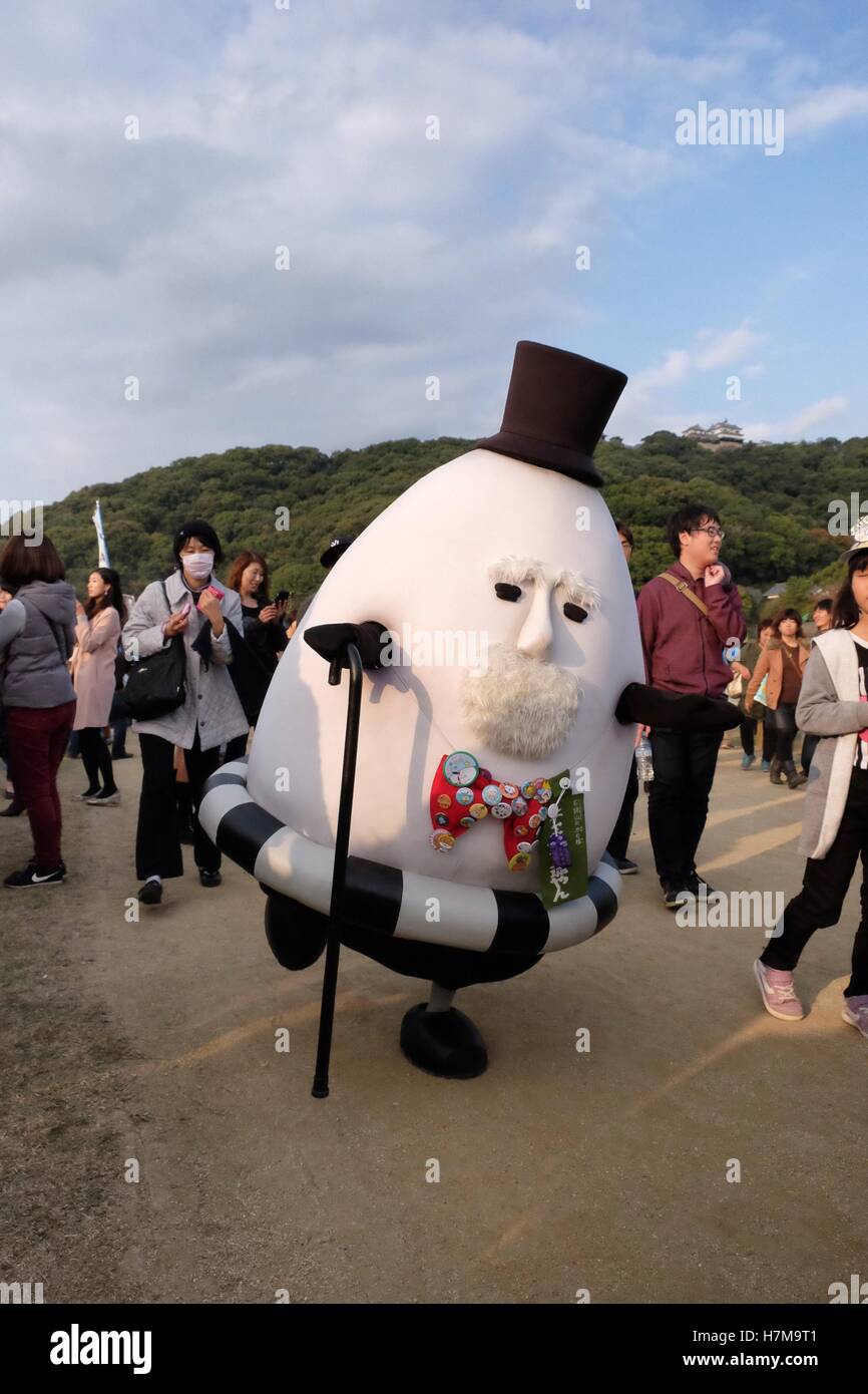 Les caractères japonais à l'Yuru-Kyara mascotte Grand Prix le 6 novembre 2016, à Matsuyama, Japon. Cute Cuddly Les mascottes sont très populaires au Japon et les deux entreprises et les autorités locales de les utiliser pour promouvoir leurs produits et leur région. Le Yuru-Kyara Grand Prix est un événement annuel, tenu pour la première fois en 2010, rassemble plus de 1000 icônes de toutes les régions du pays. Les visiteurs de l'événement sont en mesure de voter pour leur personnage préféré et chaque année, un gagnant est choisi. © Rod Walters/AFLO/Alamy Live News Banque D'Images