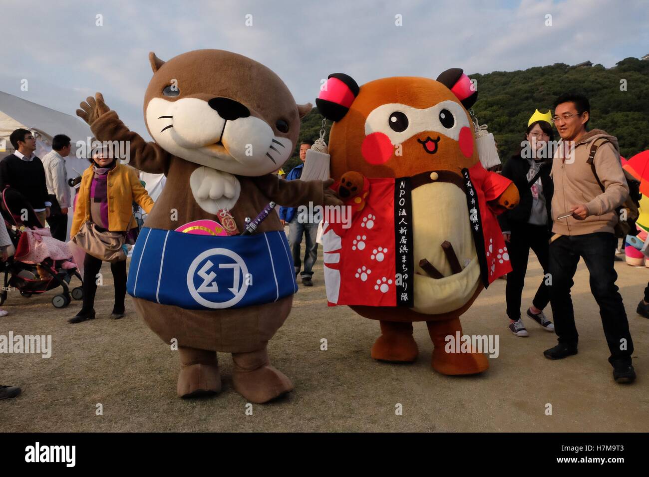 Les caractères japonais à l'Yuru-Kyara mascotte Grand Prix le 6 novembre 2016, à Matsuyama, Japon. Cute Cuddly Les mascottes sont très populaires au Japon et les deux entreprises et les autorités locales de les utiliser pour promouvoir leurs produits et leur région. Le Yuru-Kyara Grand Prix est un événement annuel, tenu pour la première fois en 2010, rassemble plus de 1000 icônes de toutes les régions du pays. Les visiteurs de l'événement sont en mesure de voter pour leur personnage préféré et chaque année, un gagnant est choisi. © Rod Walters/AFLO/Alamy Live News Banque D'Images