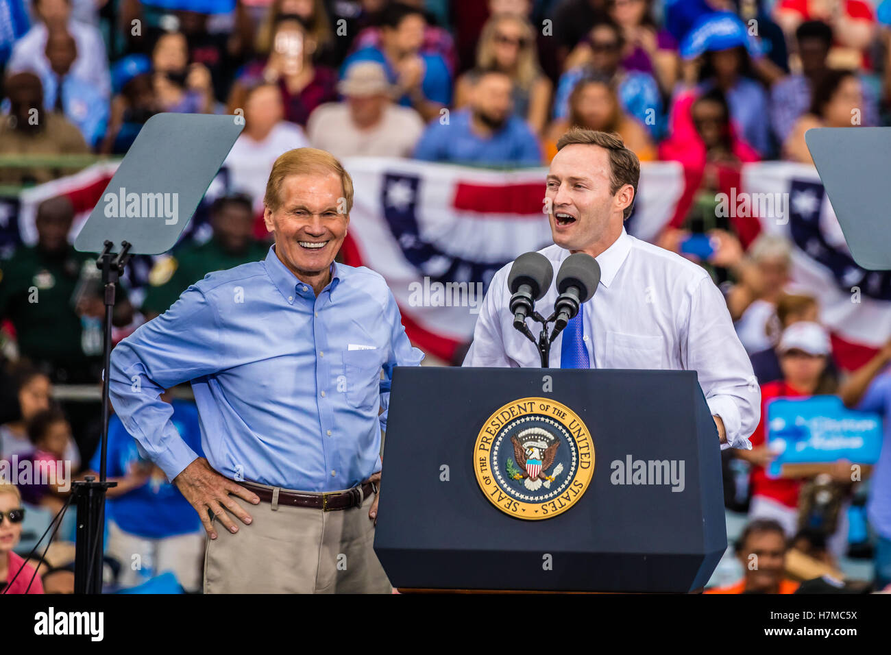 Kissimmee, Floride, USA. 06 Nov, 2016. Patrick Murphy, représentant le sénateur Bill Nelson et à parler de la campagne du Président Barack Obama rally pour Hillary Clinton le dimanche 6 novembre 2016, à l'Heritage Park à Kissimmee, Floride. La Photo crédit : Acces Banque D'Images