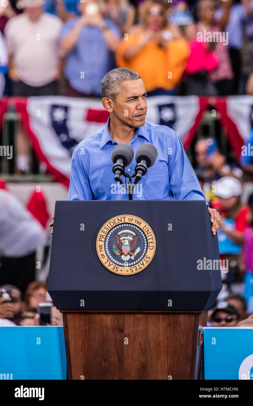 Kissimmee, Floride, USA. 06 Nov, 2016. Le président Barack Obama fait campagne pour Hillary Clinton le dimanche 6 novembre 2016, à l'Heritage Park à Kissimmee, Floride. Crédit : l'accès Photo/Alamy Live News Banque D'Images