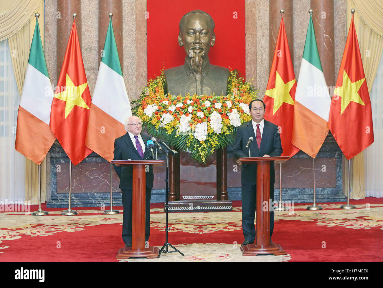 Hanoi, Vietnam. Nov 7, 2016. Le Président vietnamien Tran Dai Quang (R) et la visite du président irlandais Michael D. Higgins assister à une conférence de presse après des entretiens à Hanoi, capitale du Vietnam, le 7 novembre 2016. Le Vietnam et l'Irlande le lundi a signé des accords sur le renforcement de la coopération dans l'éducation et la formation, l'énergie éolienne, la technologie de l'information, des postes et des télécommunications et d'autres domaines. Source : Xinhua/VNA/Alamy Live News Banque D'Images