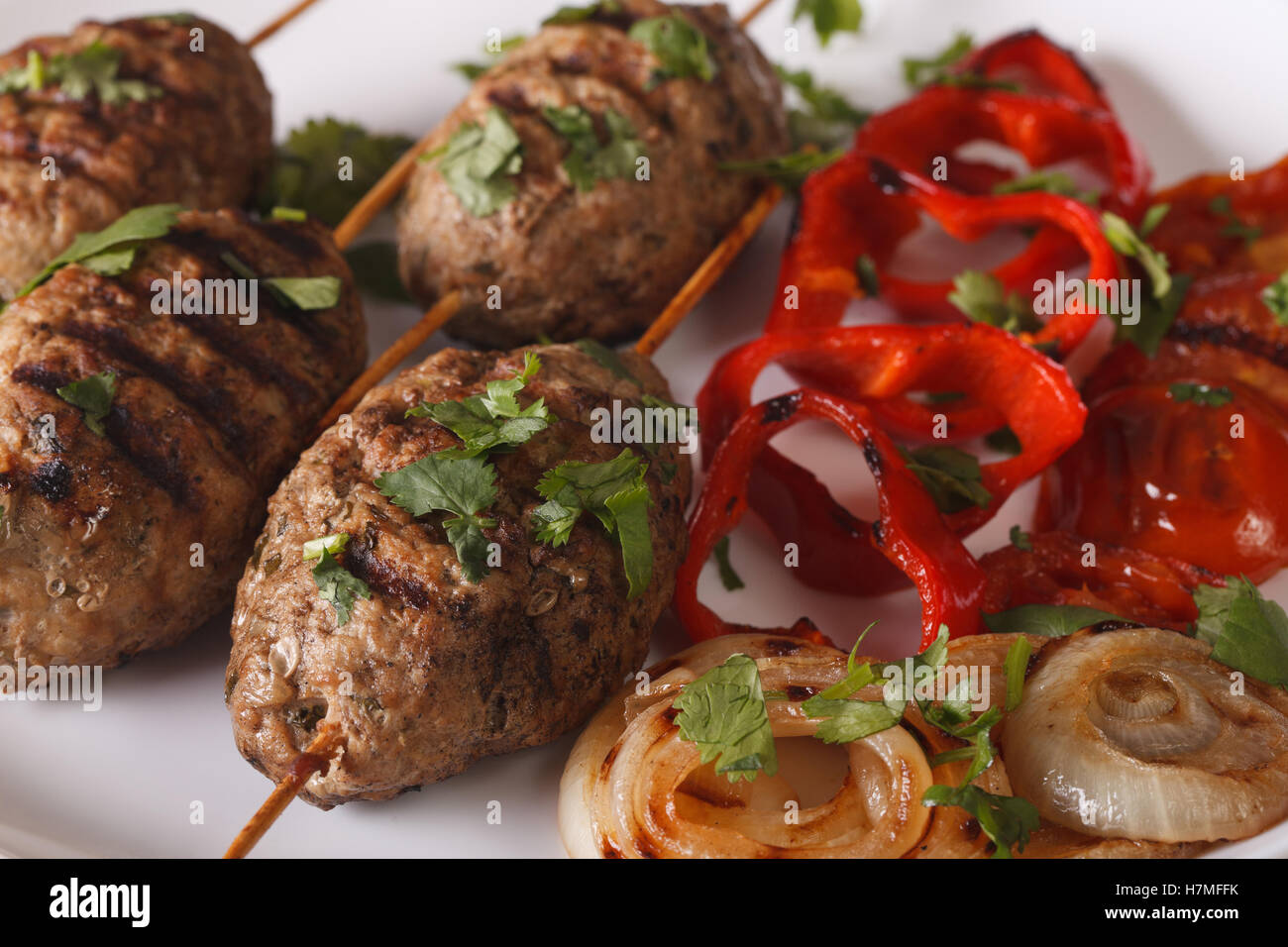 Kebab turc kofte, légumes grillés sur une plaque horizontale de près. Banque D'Images