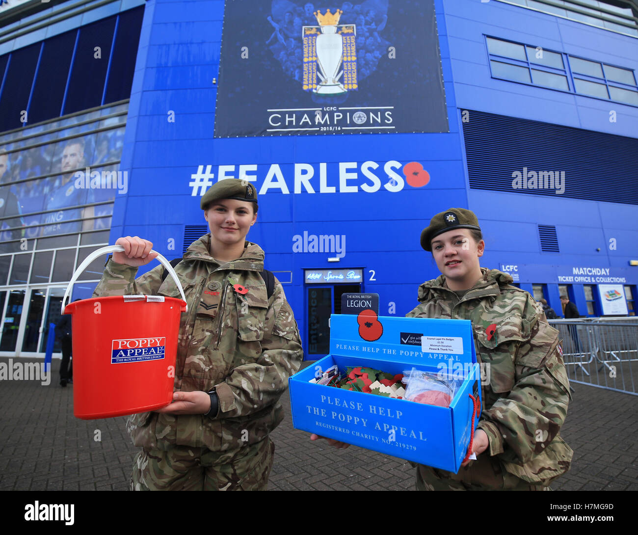 Le caporal Godfrey (à gauche) et lance le caporal Williams de Leicestershire, le Northamptonshire et Rutland Académie de l'Armée pour la collecte de l'appel de pavot au cours de la Premier League match à la King Power Stadium, Leicester. Banque D'Images