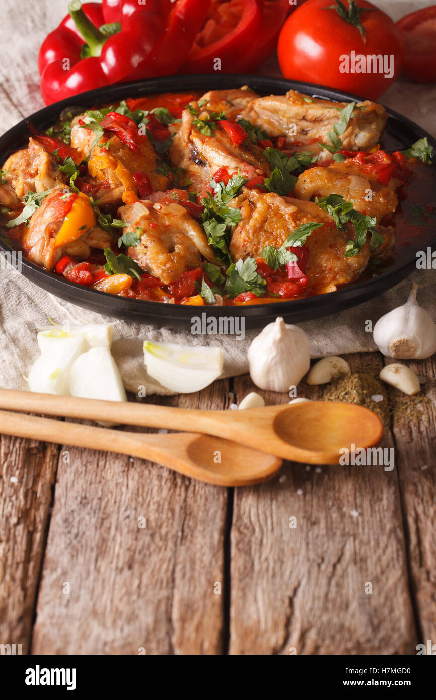 Cuisine géorgienne : Chakhokhbili ragoût de poulet avec des légumes sur la table verticale. Banque D'Images
