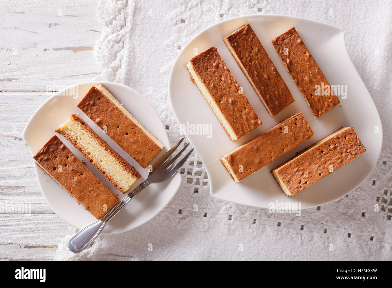 Gateau Japonais Kasutera Close Up Sur Une Plaque Sur La Table Vue Du Dessus Horizontale Photo Stock Alamy