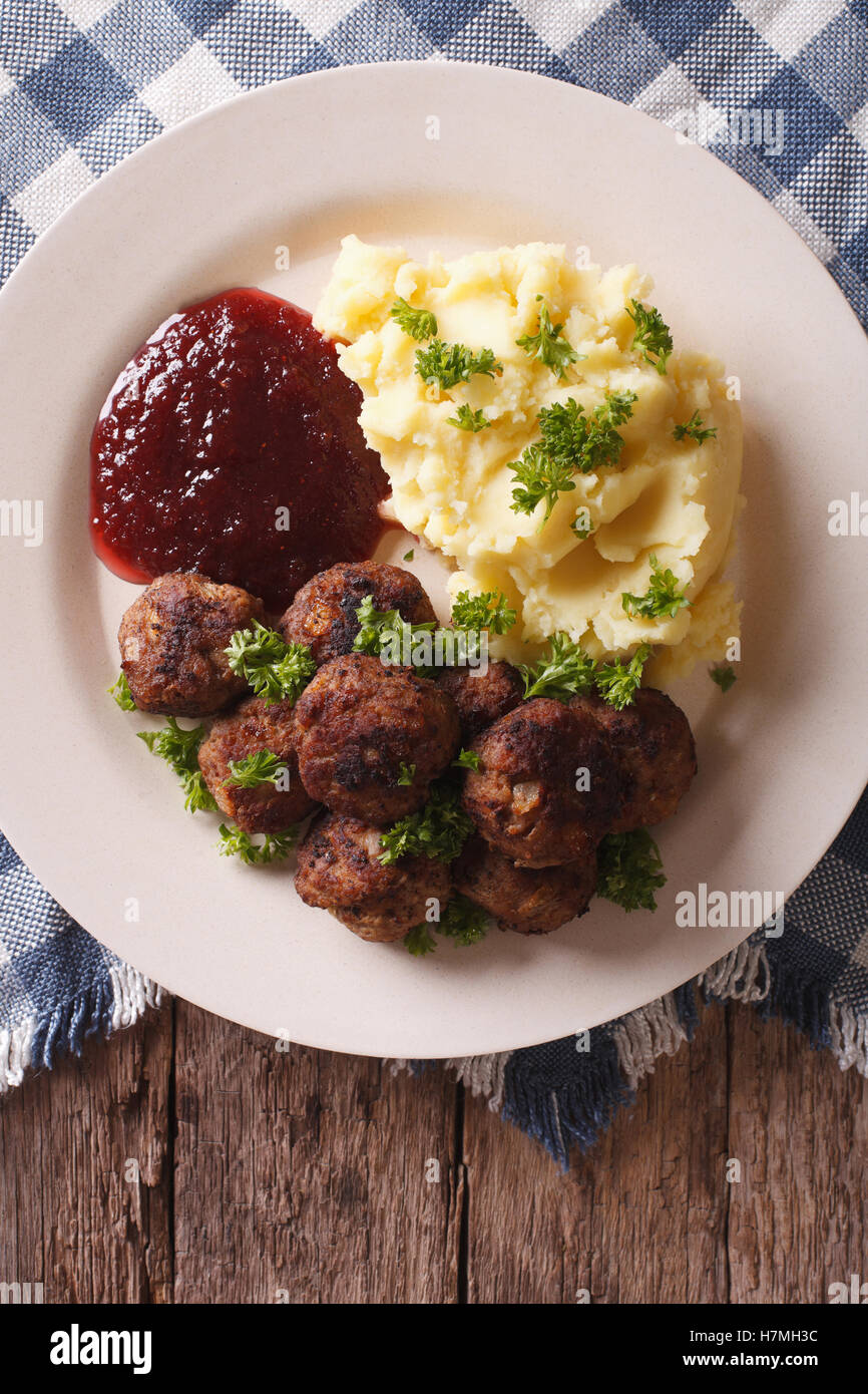 Swedish meatballs kottbullar, sauce aux airelles un plat avec la purée de pommes de terre, gros plan sur la plaque verticale Vue de dessus. Banque D'Images
