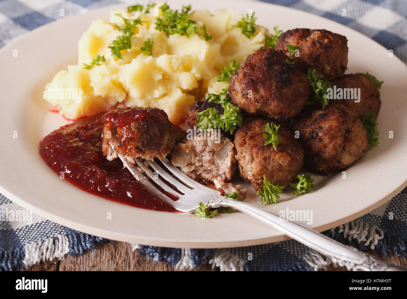 Swedish meatballs kottbullar, sauce aux airelles un plat avec la purée de pommes de terre, gros plan sur la plaque horizontale. Banque D'Images