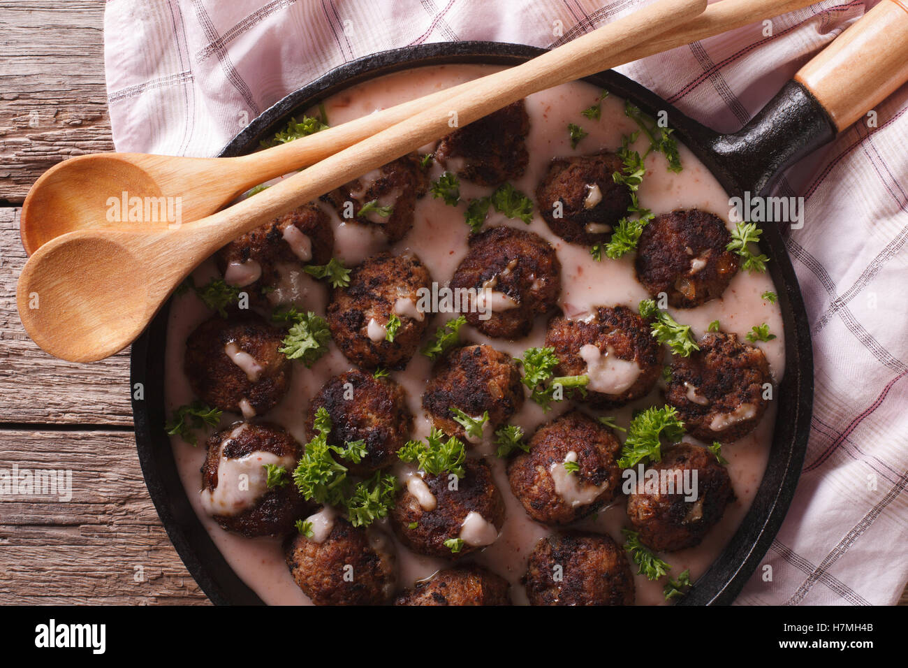 Boulettes de viande avec sauce crémeuse berry libre sur une poêle vue du dessus horizontale. Banque D'Images