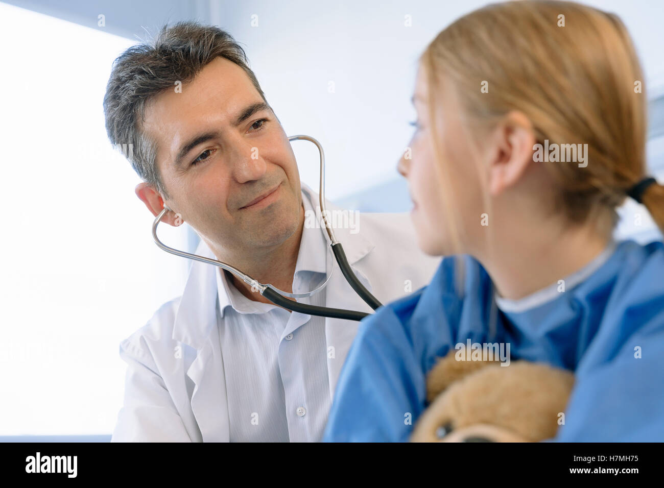 Doctor examining girl patient in hospital Banque D'Images