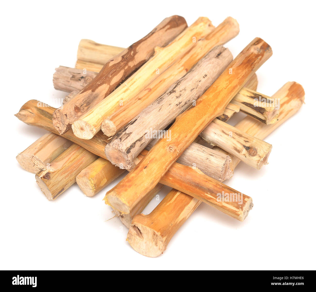 Pile de grumes en bois isolé sur blanc Banque D'Images