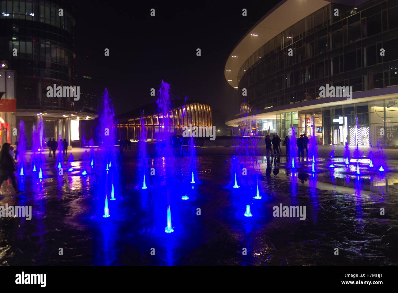 MILAN, ITALIE - 30 octobre 2016 : financial district Vue de nuit. L'eau des fontaines illuminées. Les gratte-ciel modernes dans Gae Aulenti squ Banque D'Images