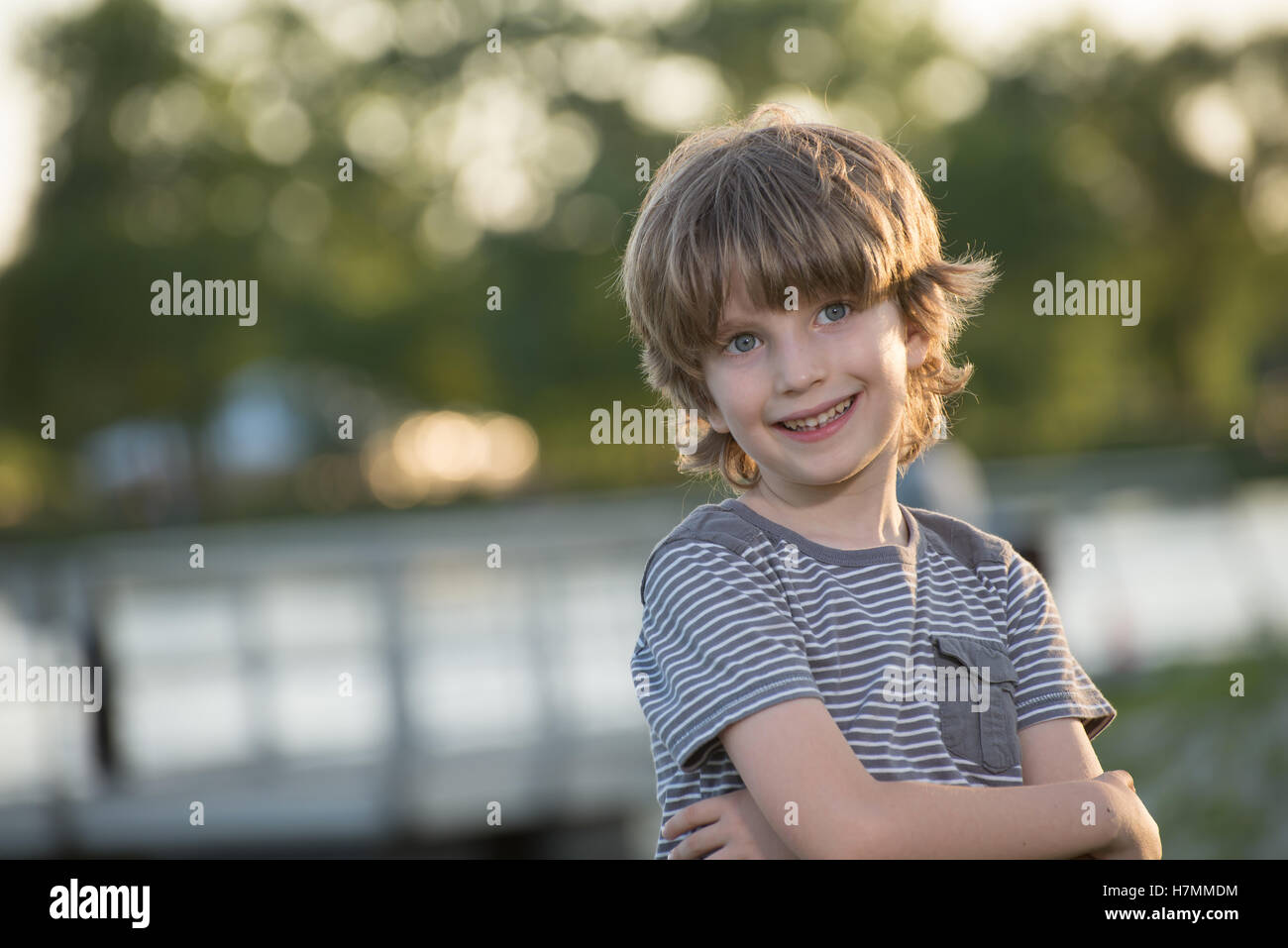 Portrait d'un jeune garçon blond avec arrière-plan flou Banque D'Images