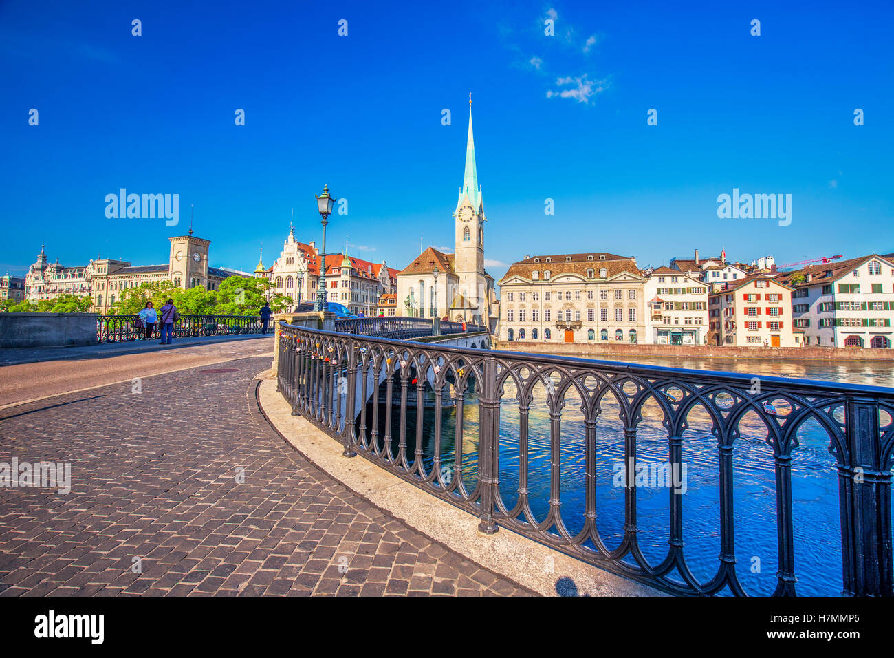 Voir l'historique du centre-ville de Zurich avec célèbre église Fraumunster, Limmat et le lac de Zurich, Zurich, Suisse Banque D'Images