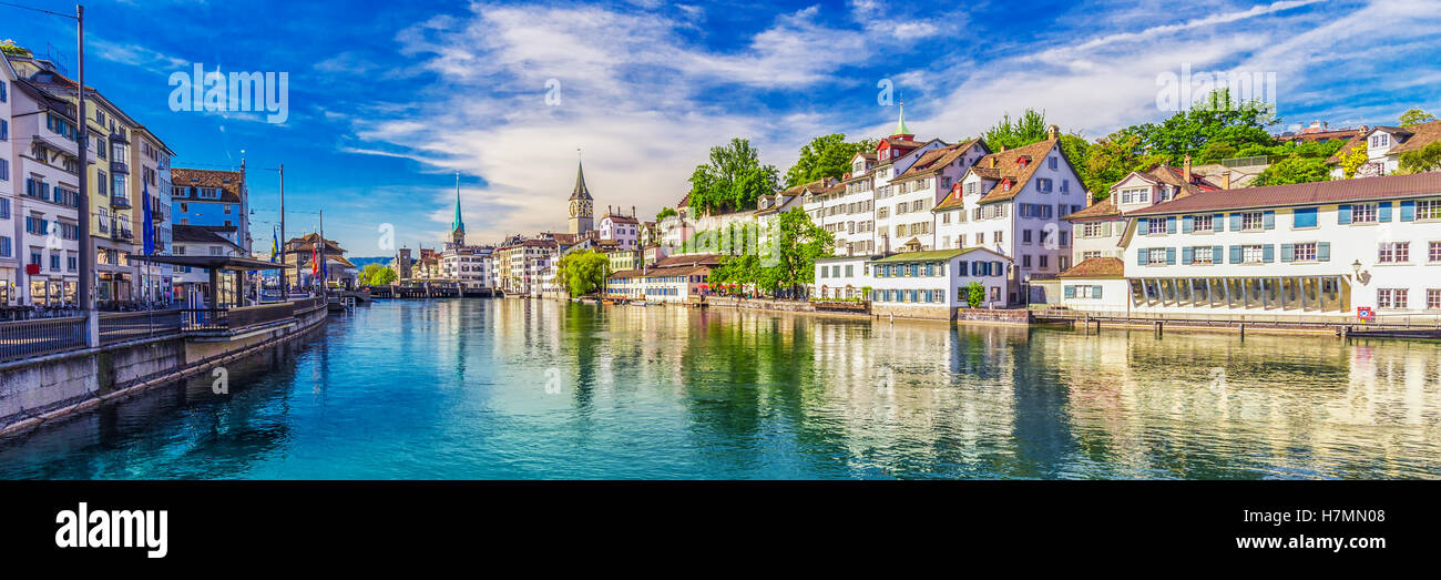 Voir l'historique du centre-ville de Zurich avec célèbre église Fraumunster, Limmat et le lac de Zurich, Zurich, Suisse Banque D'Images