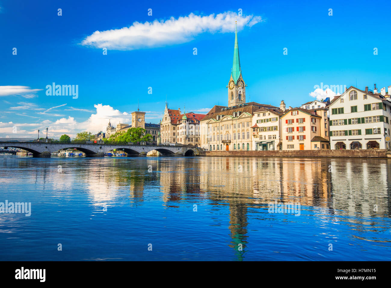 Voir l'historique du centre-ville de Zurich avec célèbre église Fraumunster, Limmat et le lac de Zurich, Zurich, Suisse Banque D'Images