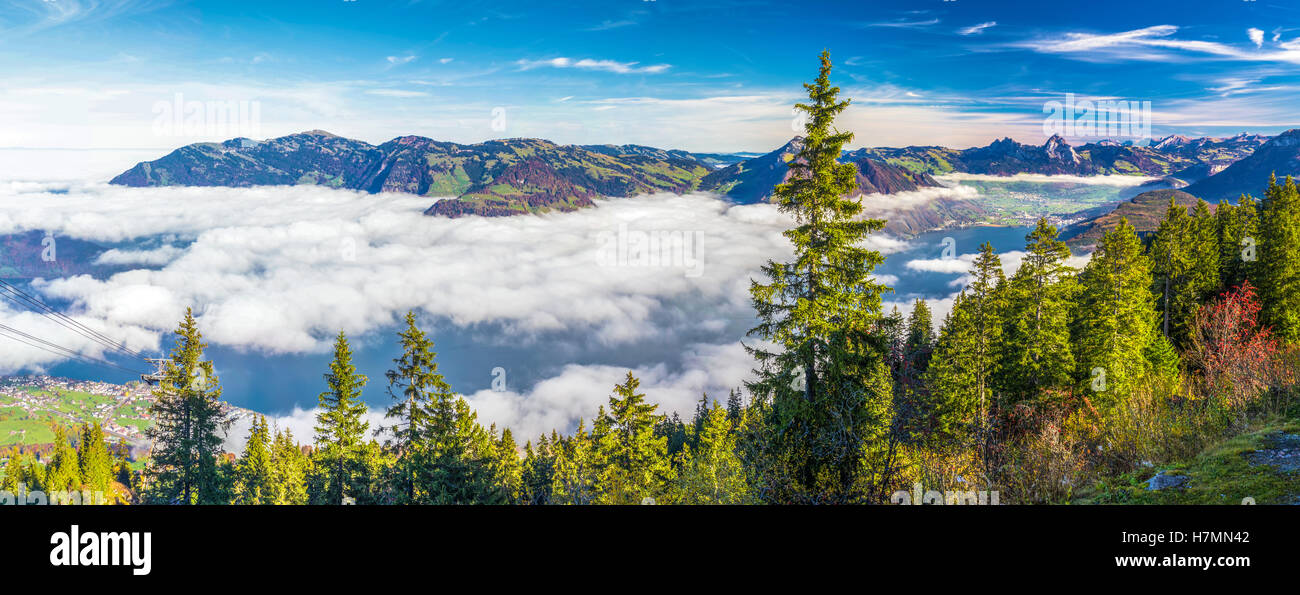 Le brouillard entourant Grosser, Kleiner Mythen, le lac de Lucerne, Rigi mountain, Zürich ville et village de Weggis Swiss Alps Klewenalp Banque D'Images
