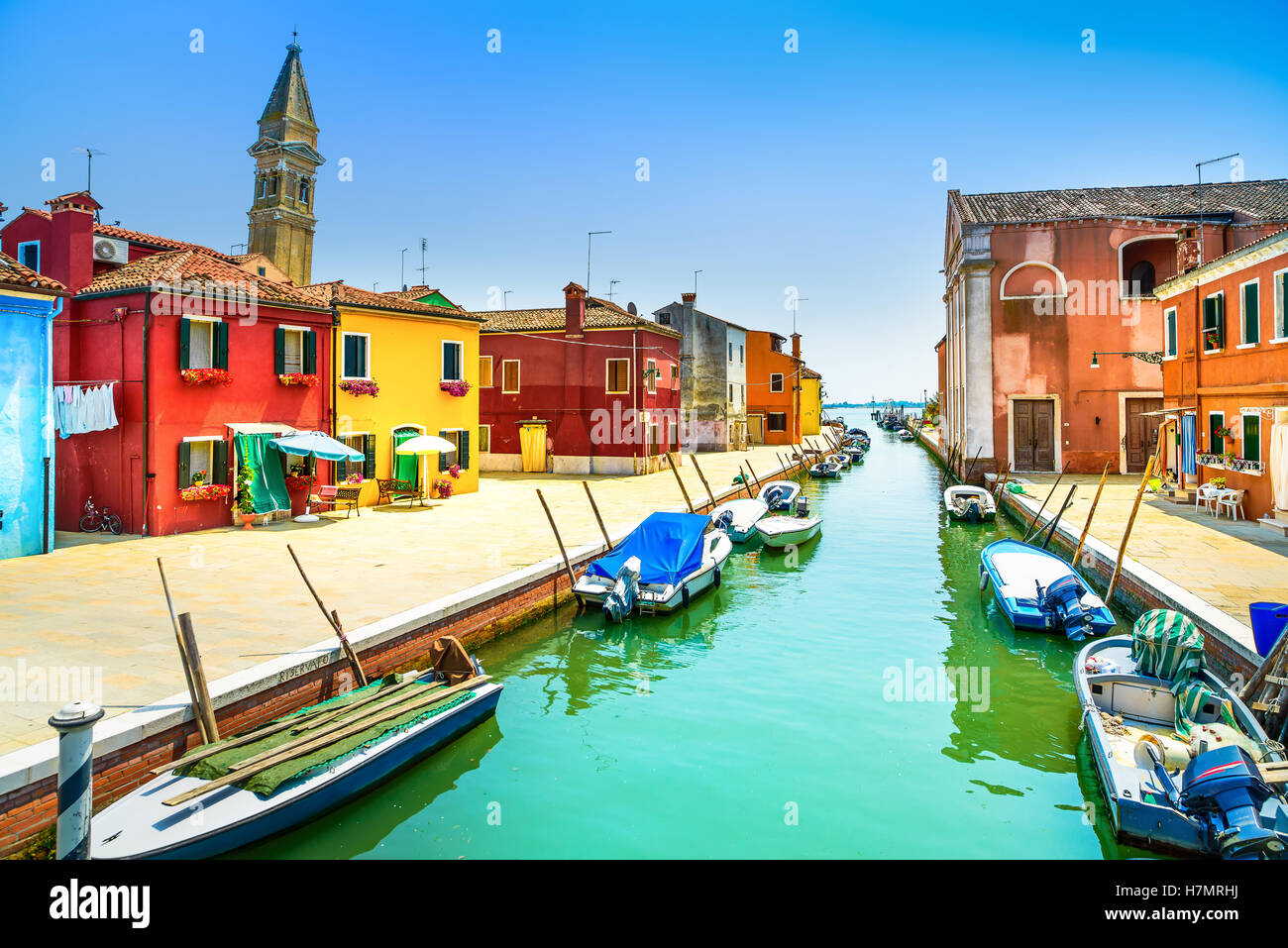 Vue de Venise, Burano island canal, maisons colorées et l'église des bateaux, de l'Italie. Photos à longue exposition Banque D'Images