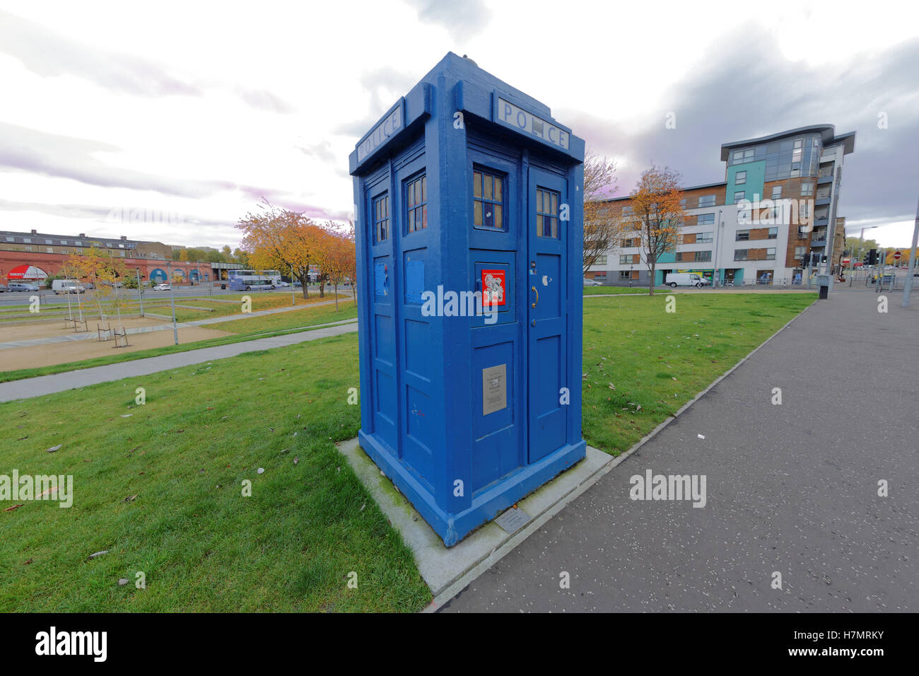 Médecin qui Tardis style police fort près du marché de brouettes de Glasgow Banque D'Images