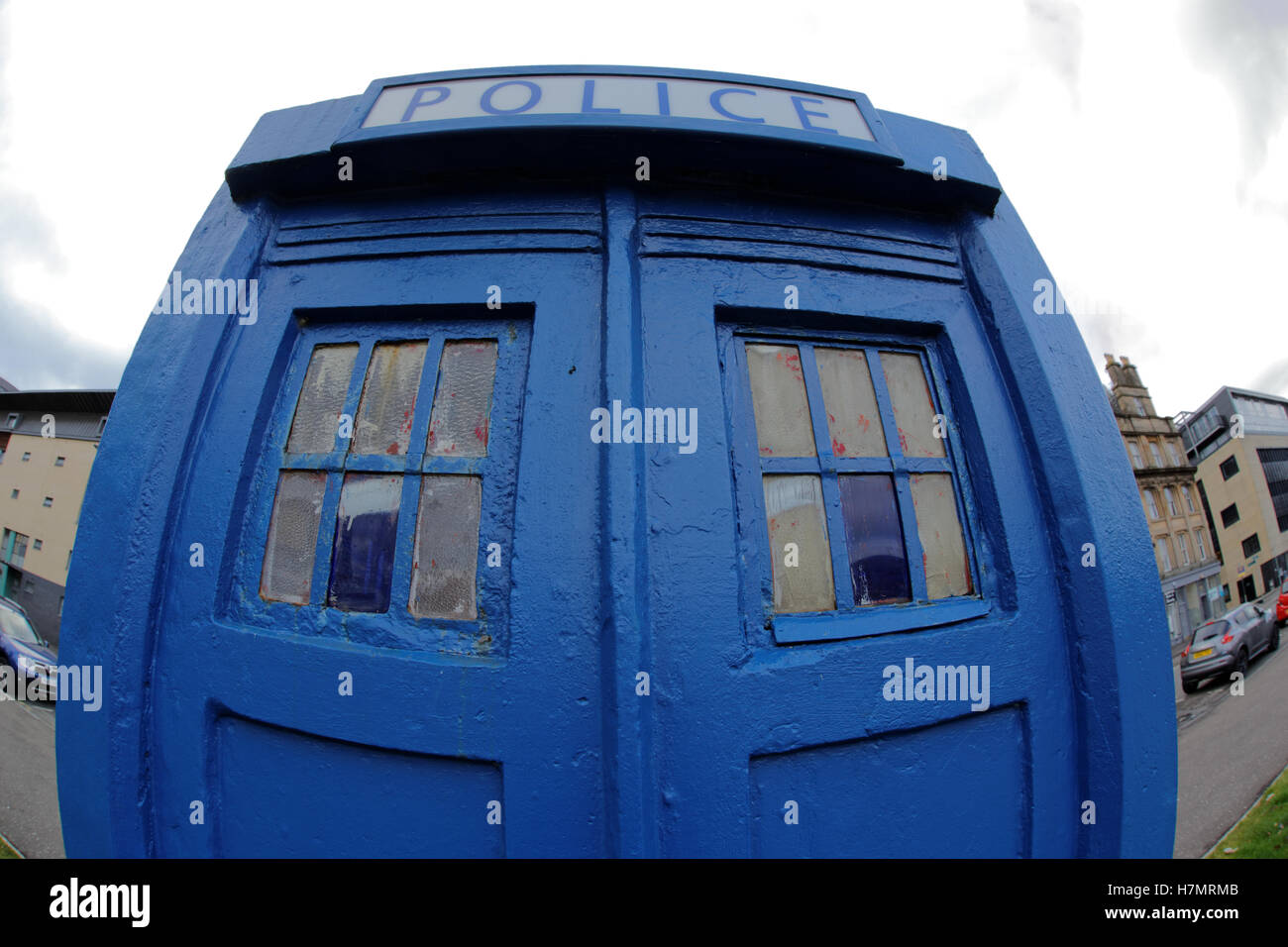 Médecin qui Tardis style police fort près du marché de brouettes de Glasgow Banque D'Images