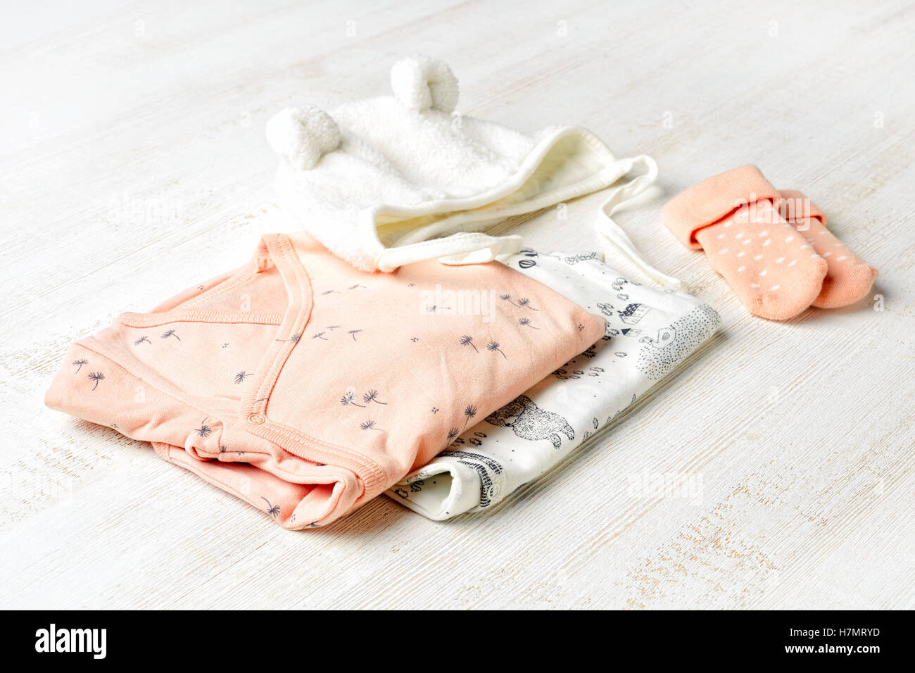 Ensemble de vêtements de bébé rose sur fond de bois Banque D'Images