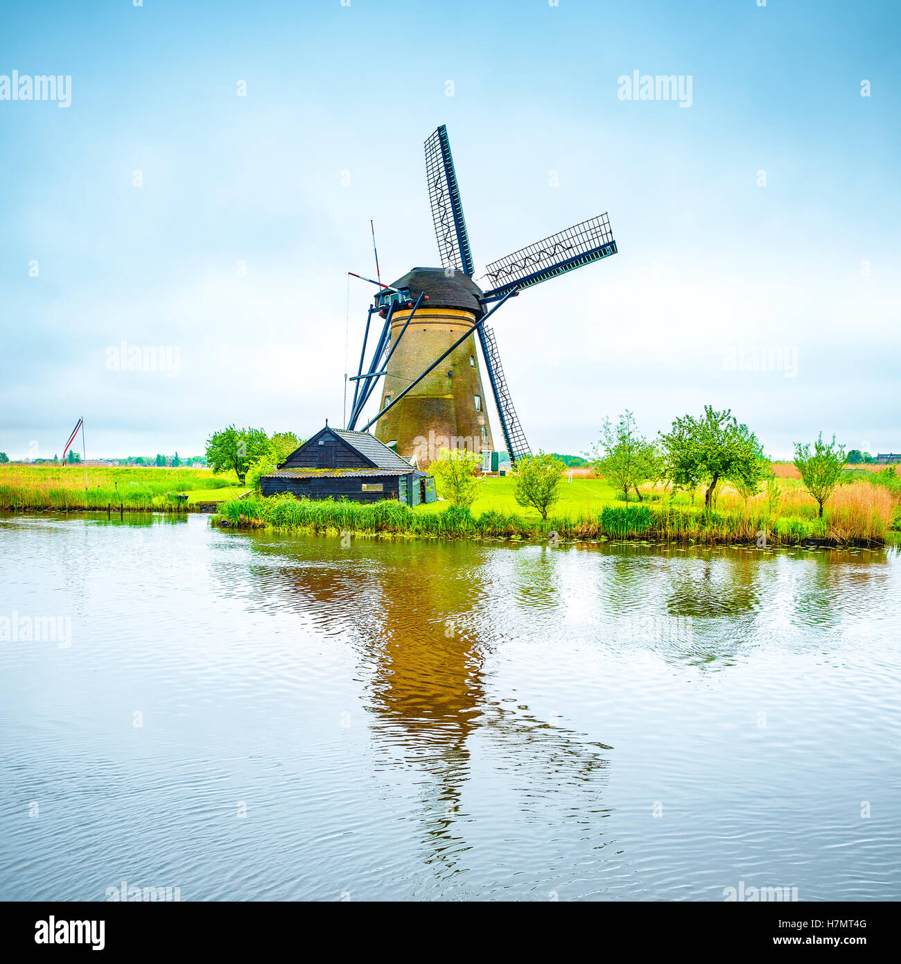 Moulin et de l'eau reflet du canal à Kinderdijk, en Hollande ou aux Pays-Bas. Unesco world heritage site. L'Europe. Banque D'Images