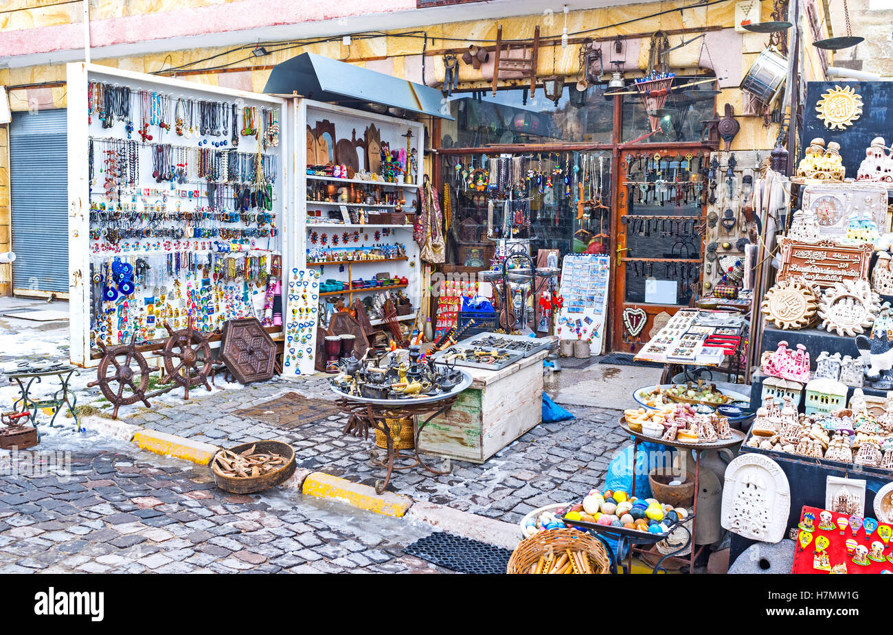 La large gamme de souvenirs intéressants dans le grand magasin à Uchisar, Cappadoce, Turquie. Banque D'Images