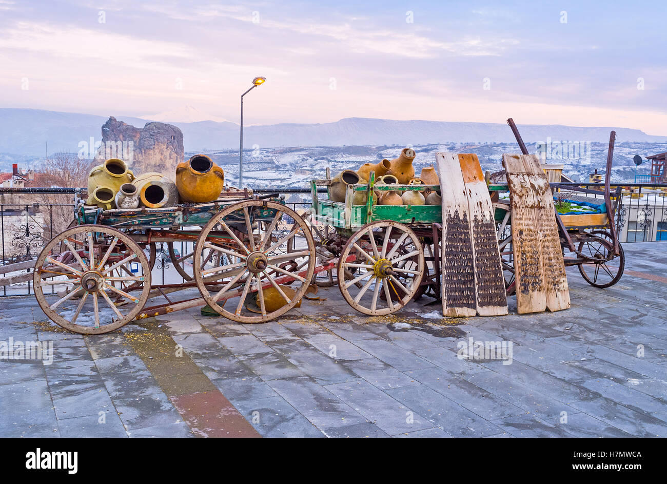 Les wagons en bois wintage avec pots en argile décorer la rue d''Ortahisar Mountain Resort, Cappadoce, Turquie. Banque D'Images