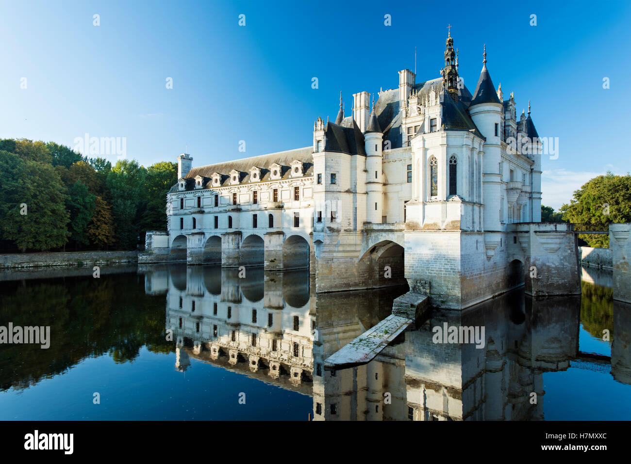 Château de Chenonceau, enjambant la rivière du cher et près du village de Chenonceaux, dans la vallée de la Loire en France Banque D'Images